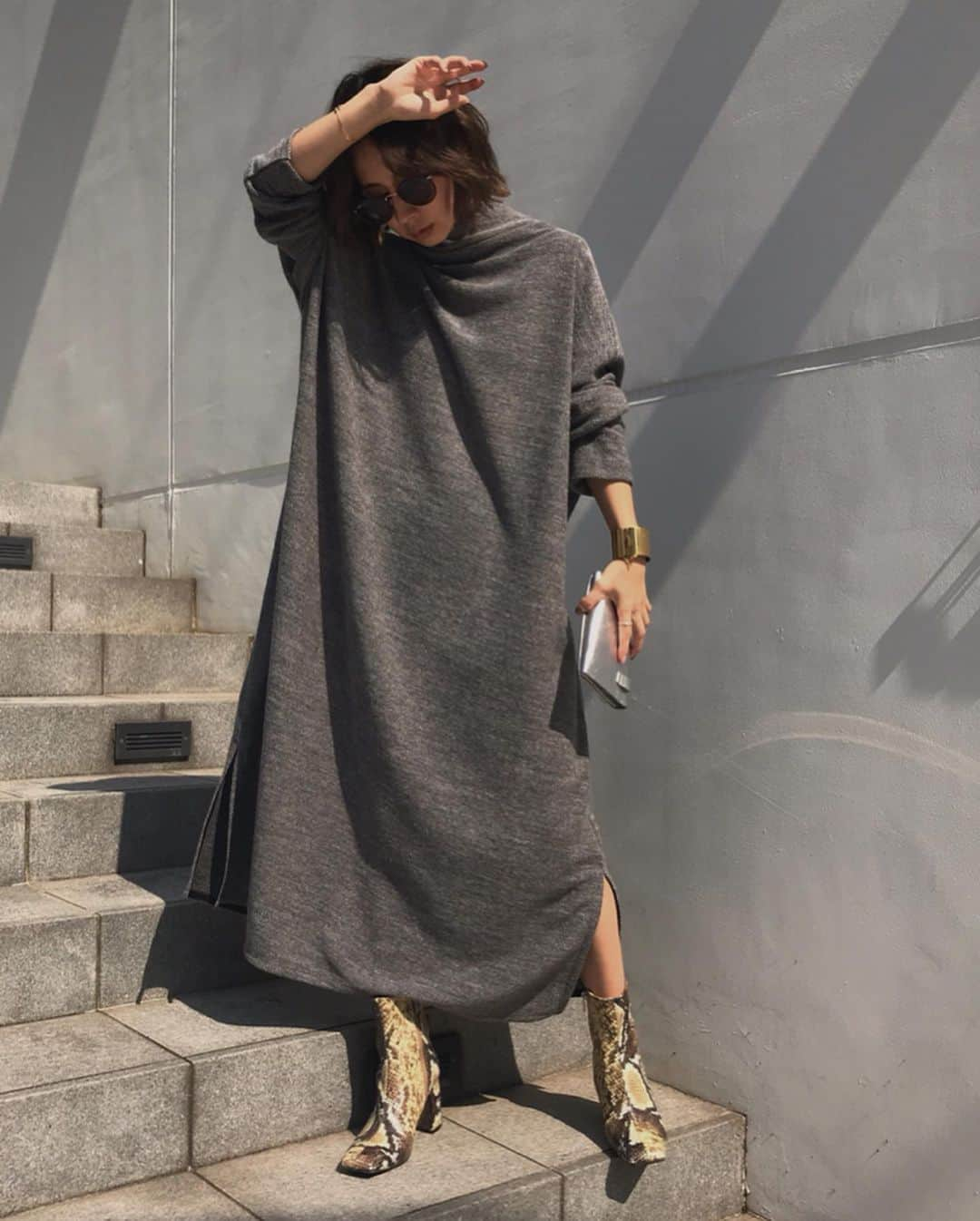 黒石奈央子さんのインスタグラム写真 - (黒石奈央子Instagram)「あめりふく。 . OVER DRAWSTRING DRESS ¥14800+tax 9/24 . . ストンとしたワンピースは私がずっとほしくて作ったの！！ これにライダースとか、ブーツを合わせて冬に着るんだ♫ そして、このワンピースは前後両方で着用できます！ .  @ameri_shinjuku @amerivintage @ameri_daikanyama @ameri.shinsaibashi #ameri#amerivintage #fashion #vintagefashion #coordinate#ootd#outfit#osanposnap #705_outfit #大人ファッション #大人コーディネート #大人スタイル #modestyle #modefashion#modecasual」9月22日 20時13分 - blackstone705