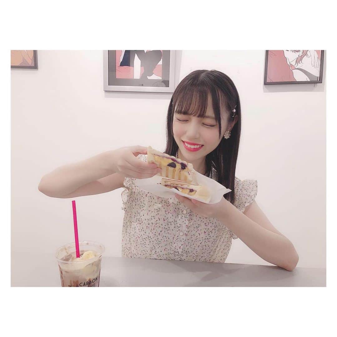 岩田陽菜さんのインスタグラム写真 - (岩田陽菜Instagram)「#ホットサンド も食べたよ〜☺️✨﻿ ﻿ 本当モッツァレラチーズさんのが食べたかったんだけどなくてね、#ブルーベリー と #チーズ と #ベーコン が入ってるのにしたんだ〜👏🏻👏🏻﻿ ﻿ 意外と合うのです！！！🧐💕﻿ ﻿ ﻿ #blueberry #cheese #bacon #hotsand #パン﻿ #福岡 #福岡カフェ #cafe #天神 #博多 #天神カフェ ﻿ #私服 #ワンピース #emsexcite #花柄 #花柄ワンピース #accessory #ヘアピン #earring #NICECLAUP﻿ ﻿」9月22日 20時13分 - hina_naso_stu48