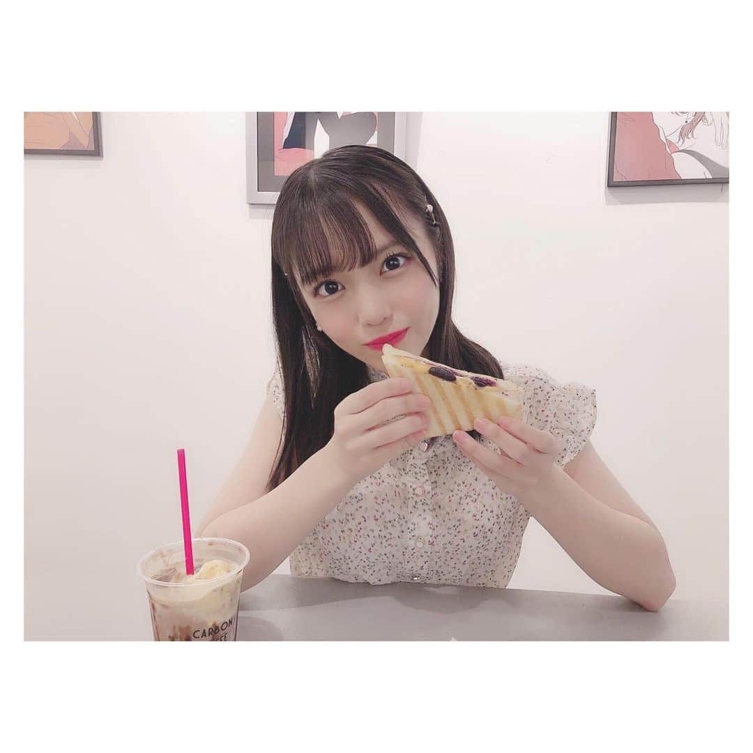 岩田陽菜さんのインスタグラム写真 - (岩田陽菜Instagram)「#ホットサンド も食べたよ〜☺️✨﻿ ﻿ 本当モッツァレラチーズさんのが食べたかったんだけどなくてね、#ブルーベリー と #チーズ と #ベーコン が入ってるのにしたんだ〜👏🏻👏🏻﻿ ﻿ 意外と合うのです！！！🧐💕﻿ ﻿ ﻿ #blueberry #cheese #bacon #hotsand #パン﻿ #福岡 #福岡カフェ #cafe #天神 #博多 #天神カフェ ﻿ #私服 #ワンピース #emsexcite #花柄 #花柄ワンピース #accessory #ヘアピン #earring #NICECLAUP﻿ ﻿」9月22日 20時13分 - hina_naso_stu48