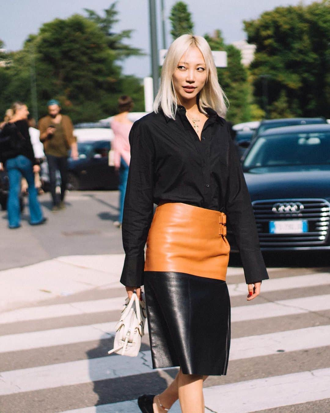 パク ・スジュさんのインスタグラム写真 - (パク ・スジュInstagram)「Easy breezy walking to @tods #milanfwss2020 captured by @harrisontsui」9月22日 20時10分 - soojoo