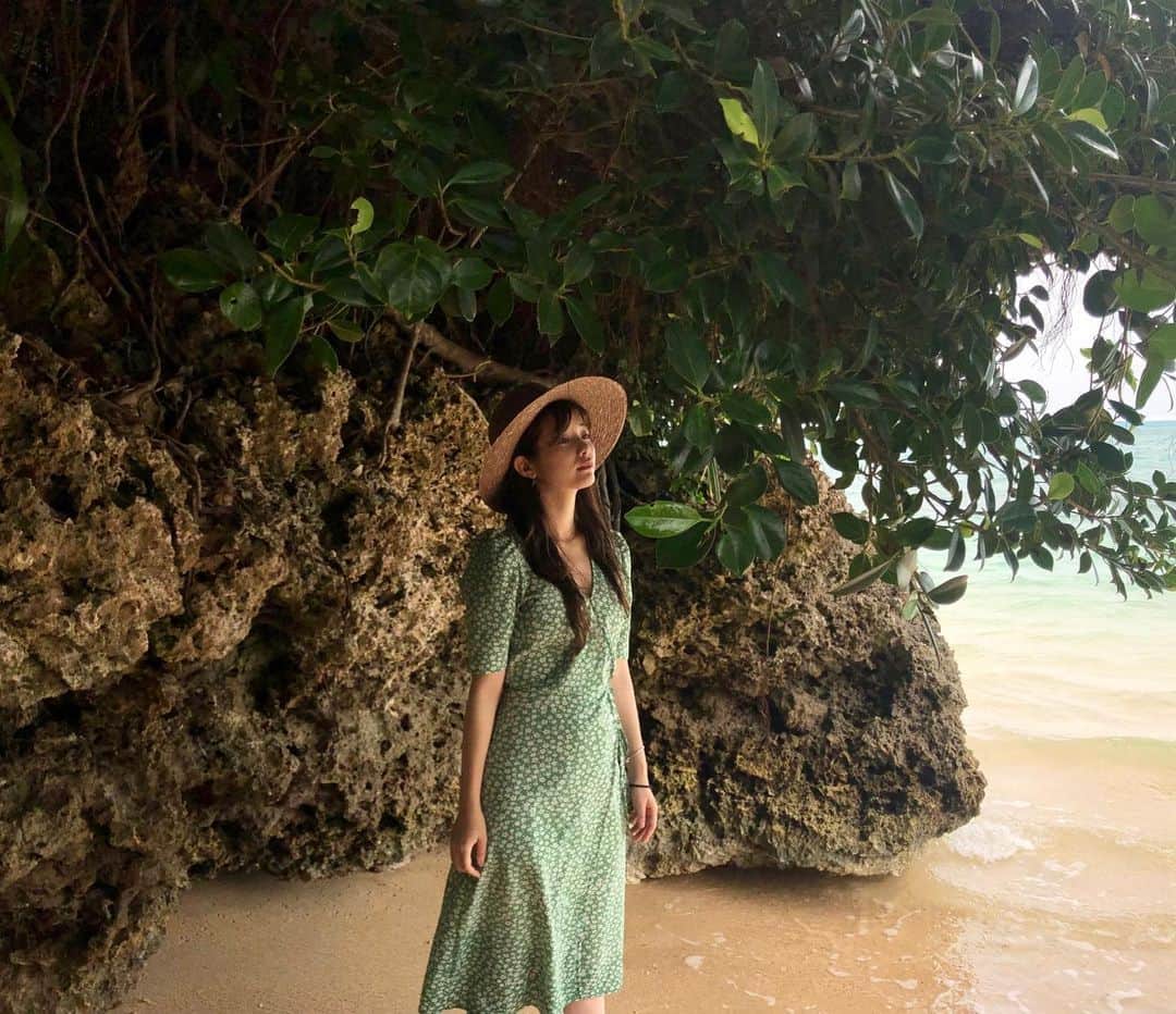 西谷菜々のインスタグラム：「. 小浜島のビーチは波音すら静かな、とても穏やかな場所。 心が洗われるようでした。時間を忘れてずっとここにいたかった、、🐠 #小浜島」