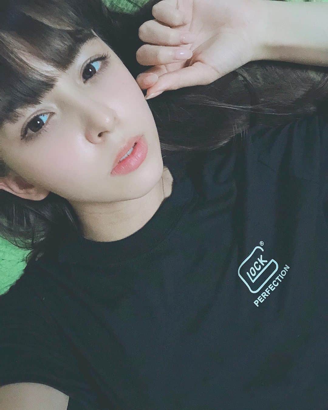 アイシスのインスタグラム：「🔫🔫🔫 PERFECTION😘 サバゲの季節がやってきた。 グアムで買ったGLOCK Tシャツ お気に入り🍹  #サバゲ #サバゲー #サバゲー女子 #サバゲー装備 #airsoft #airsofter #gun #シューティング #シューター #shooter #shooting #ハンドガン #エアガン #ガスブロ #ガスブローバック #GLOCK #glockgirl #GLOCKはいいぞう #サバゲー好きと繋がりたい #サバゲー女子の日常 #おつかれ世界 #airsoftgirl #pewpewpewpew #サバゲー女子 #サバゲーマーの日常 #サバゲーマーの部屋着 #笑  #滝澤いしすと趣味の世界」