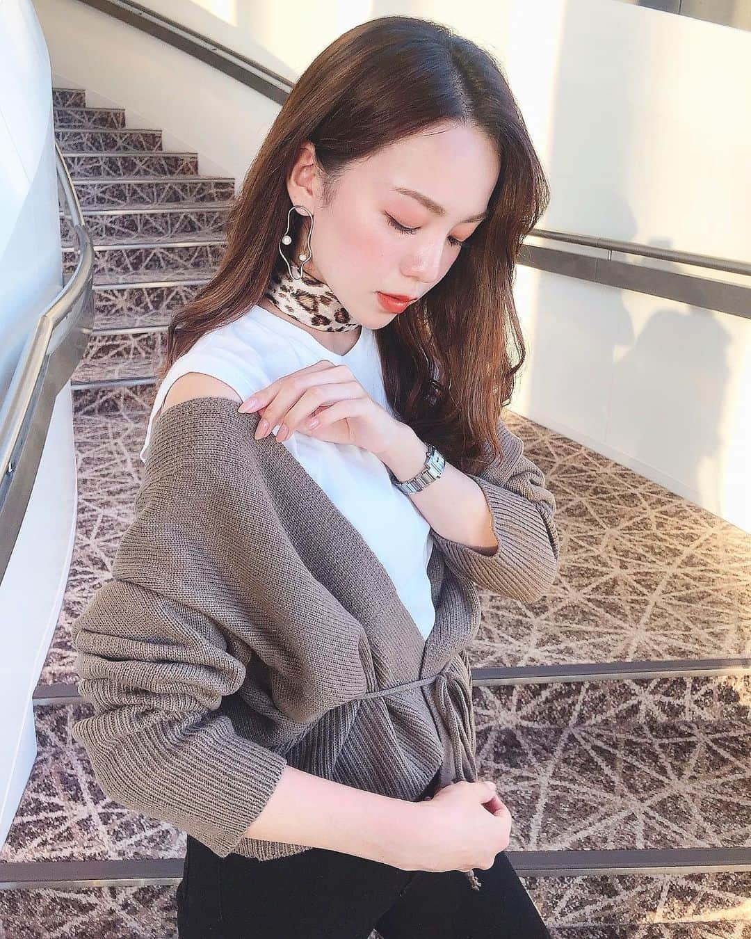 黒田真友香さんのインスタグラム写真 - (黒田真友香Instagram)「こんばんは〜🥰💓 私がインスタで2投稿連続歯を封印してるなんてめっちゃレアじゃない？！！笑  もう直ぐ23歳、しっとり大人化計画✏️笑  明日からの海外旅行のパッキング中！今回はめっちゃ近場だし短いから楽ちん。  全身コーデは4枚目に貼ってます！ 脚長〜く撮ってくれました😂笑  脚を長く撮るコツは、坂道とか階段とかで撮ってもらう人が下にくるようにするとかなりスタイル良く撮れるよ🙆‍♀️笑  #ブラウンコーデ #fifthtl #秋コーデ #ヒョウ柄 #フィフス #レオパード #fifth#ウエストマークニットカーディガン」9月22日 20時31分 - kurodamayukaxx