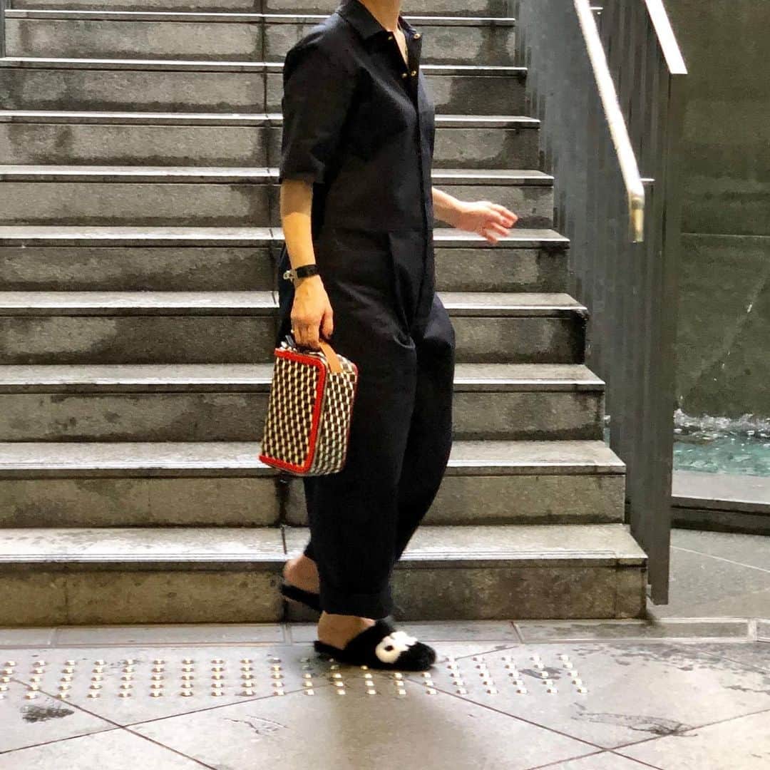 chikako0824のインスタグラム：「秋の初めに買ったオールインワン。 何回か着てはコーデがうまくいかず今日のが一番好きなのであげました。 最近一発オッケーなコーディネートができなくなってきてる。発想力の低下😂  #drawer  #pierrehardy  #salvatoreferragamo  #ドゥロワー  #ピエールアルディ  #サルヴァトーレフェラガモ」