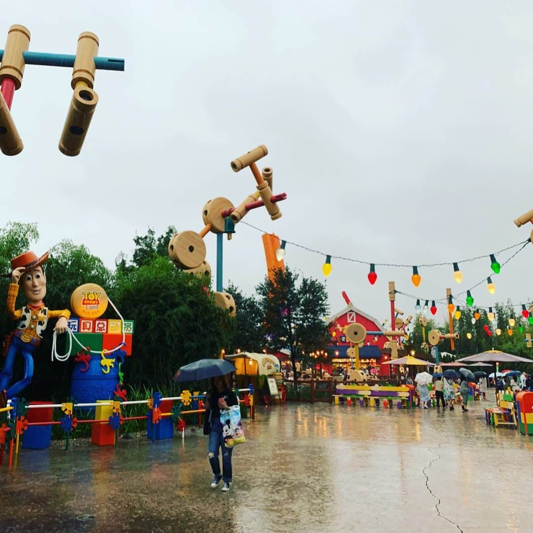 川口満里奈さんのインスタグラム写真 - (川口満里奈Instagram)「W杯応援上海旅⛹️‍♂️✈️その２. . . 上海ディズニーランドにも行きました！ ちゃんと公式のところです😇笑 大雨でカッパを着てまわったので ご覧の通りボサボサのヨレヨレになりましたが🤣 人が少なくて待ち時間は長くて30分程度、 しかも乗りたいものはほぼ屋内のものだったので ラッキーでした🤞😎💞 1枚目🤳のカチューシャはドナルドのお尻🍑 買わなかったけど、やっぱりドナルドは可愛い❤️. . ガイドブックなどで 「絶対に乗るべき！」と書かれているのが、 日本でいう「カリブの海賊」と 日本にできたばかりのソアリン、 そしてジェットコースターのトロンです。. . 上海のカリブの海賊は、まさに映画 「パイレーツオブカリビアン」そのままの世界観🏴‍☠️ 乗り物が前後左右に動き、 しかも途中全面スクリーンが用いられていて まるで映画の中に入り込んだみたい！ とっても迫力がありました😮👏. . ソアリンは美しい映像と風、 そして匂いまで楽しめる乗り物。 本当に空を飛んでいるみたいでとっても気持ちよくて、 爽やかな余韻が残ります🍃. . そして、絶叫好きにはたまらないトロン！💞 なんとバイク型の乗り物にまたがって走るんです🏍 初回めっちゃ怖かったー！😨😨 動画では速く見えないけれど、とっても速い！！ めちゃくちゃ速い スペースマウンテンのようなイメージです！ すっごく面白かったです😆💞💞 ３回も乗っちゃった！ ただ、背中が固定されて胃が圧迫されるので 食後しばらくは乗らない方がいいかも☺️. . ほかにも、 写真はちょっと哀愁が漂っていますが トイストーリーがテーマのコーナーがあったり、 日本にはない乗り物もいくつかあったりして、 同じディズニーランドでも 日本とはまた違うテーマパークとして楽しめました！. . . #上海 #中国 #W杯 #shanghai #china #fibawc #AkatsukiFive #アカツキファイブ #深夜にこっそりやった質問コーナーは後ほど」9月22日 20時35分 - mqrinqkqwqguchi