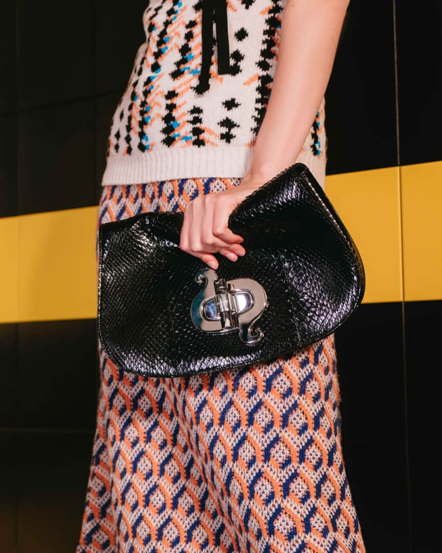 プラダさんのインスタグラム写真 - (プラダInstagram)「Polished leather surface juxtaposed with cozy geometric knits. Details from #PradaSS20 Womenswear show. Discover more via link in bio. #Prada #MiucciaPrada #MFW Photo by @stepanfilenko x @fashiontomax / Creative director: @maximsap」9月22日 20時37分 - prada