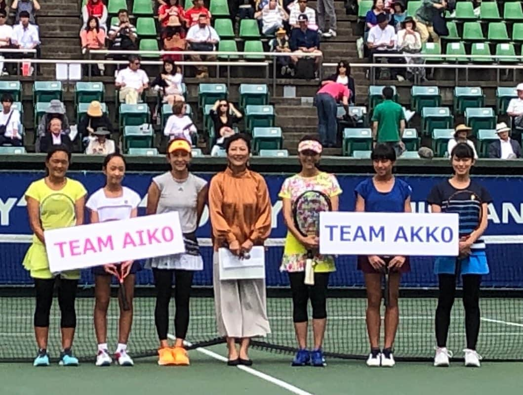 森上亜希子さんのインスタグラム写真 - (森上亜希子Instagram)「今日は東レPPOのエキジビションマッチに出させて頂きました。 まぁ、内容は酷いもんでパートナーの2人には迷惑をかけっぱなしでしたが、久しぶりに沢山のお客さんの前で思い出の沢山詰まったセンターコートでプレー出来て本当に幸せでした！ いちのちゃん、みずきちゃん、ありがとね！ これからも頑張ってね！応援しています！  関係者の皆様、ありがとうございました！ そして、なおみちゃんおめでとう！！！ #東レPPO #イベント #エキジビションマッチ #tennis #テニス #tennisplayer #感謝 #幸せ」9月22日 20時38分 - akiko_morigami