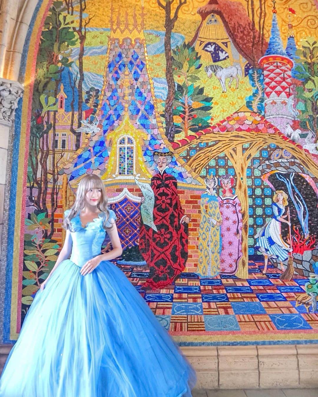 のインスタグラム：「ㅤ ㅤ ここはどこでしょうっ👸🏼🦋💎💙 ㅤ ㅤ ㅤ ㅤㅤㅤㅤ ㅤ ㅤㅤ みんなすぐ分かるかっ🤢💕💕 ㅤ 正解はシンデレラ城下の通路の モザイクタイルの壁画でした🏰 ㅤ 最初のシーンのところ🥺💖 ㅤ ㅤ ㅤ 人がいない時を見計らって まなが撮ってくれました☺️🙏🏻💓✨ ㅤ ㅤㅤ ㅤ ㅤ ㅤ ㅤ #kana_disney #kana_halloween ㅤㅤ ㅤ ㅤ #パンセルコ #penseeruco #東京ディズニーランド #ディズニーランド #東京ディズニーリゾート #dハロ #ディズニーハロウィン #ディズニーハロウィーン #ディズニーハロウィン2019 #仮装 #仮装ディズニー #ディズニープリンセス #シンデレラ #実写シンデレラ #シンデレラ城 #tokyodisneyland #tdl #tokyodisneyresort #tdr #disneyhalloween #disneyprincess #cinderella」