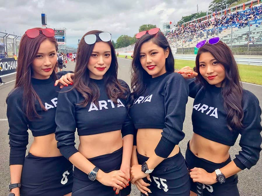 横町ももこさんのインスタグラム写真 - (横町ももこInstagram)「💖 . . SUPER GT Rd.7 菅生戦🏁✨ . team ARTAの決勝結果は GT500クラス8号車はスタート間際に降り出した雨でタイヤ選びに左右されるなか、後の大雨でもトラブルなく完走し12番手フィニッシュ👏✨ . そしてGT300クラス55号車はフロントロースタートから直後の追い抜きでトップに立ち、そのままゴールまで走り抜き優勝しました🏆‼️✨ . 55号車は今シーズン初優勝&福住選手GTデビュー初の優勝🏆✨ . 高木選手、福住選手、 本当におめでとうございます😭✨✨ . . 今回も悪天候で寒い中、 teamARTAを応援してくださった皆様、 本当にありがとうございました🧡🖤🧡 . . #ARTAGALS #ARTA#弾丸 #ARTAレースクイーン #ARTAGALSPROGRAM #autobacs#オートバックス #autobacsracingteamaguri #SUPERGT#SUPERGT2019#SGT#SGT2019 #8号車#55号車#honda#NSX #オレンジの弾丸#黒の弾丸 #motersports#モータースポーツ #レースクイーン#racequeen#rq #仙台#東北#菅生#SUGO」9月22日 20時42分 - momochadayo