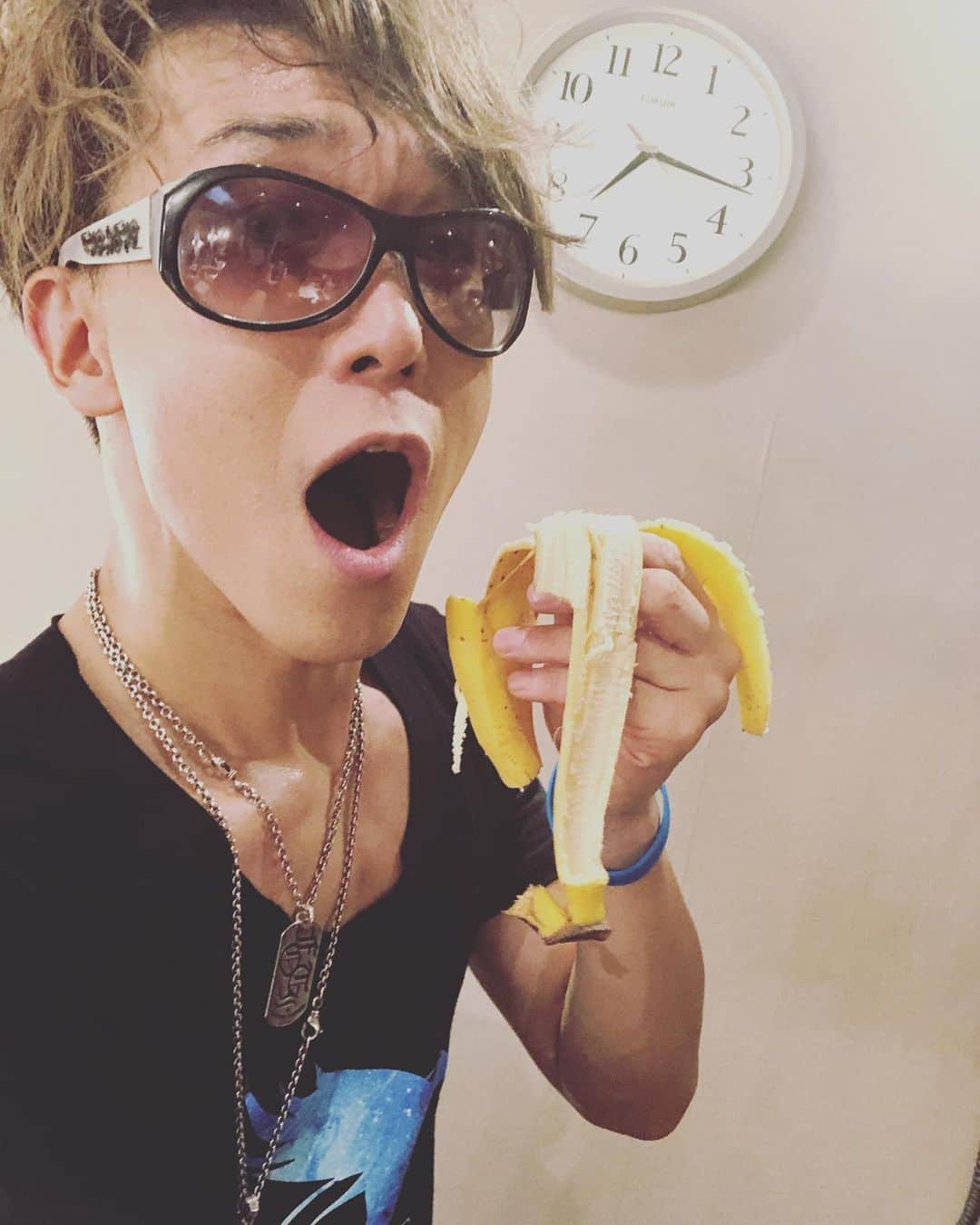 SHINPEIのインスタグラム：「渋谷O-EAST﻿ ﻿ なんか無我夢中で﻿ ﻿ あっという間の素晴らしい時間だった﻿ ﻿ がむしゃらに我を忘れて何かにみんなで突き進むって﻿ ﻿ ステキな事だよね！﻿ ﻿ そんな瞬間を皆と過ごせて、幸せだ！﻿ ﻿ おし、このまま明日の名古屋ライブもぶっちぎるぞ！﻿ ﻿ ありがとう★」