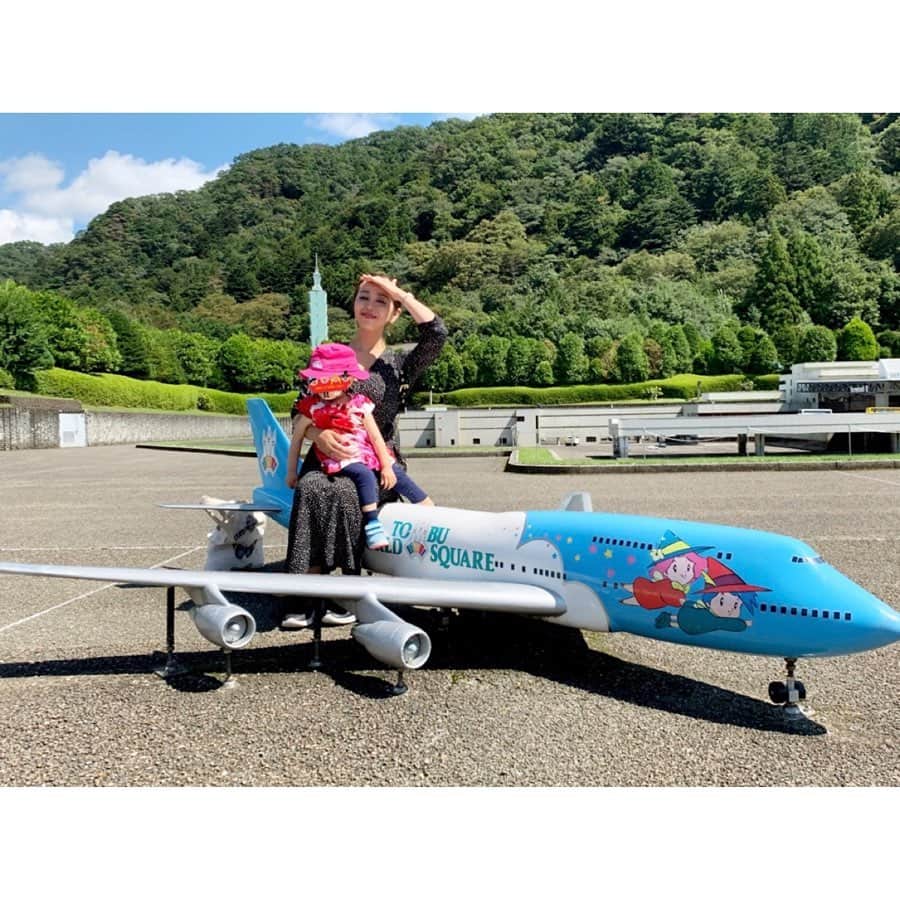 のインスタグラム：「先週は日光へ行ってお仕事中のパパと合流🚅🕺🏻🌟 . 娘は日光猿軍団がお気に召して、『日光おさるさん！』 『日光うさぎさん！』 と、いない軍団のことも仰っていました🤣👧🏻🐰❤️ . そして私は #リアルタイムでsnsを更新できない人 🙋‍♀️ .  写真は撮るけど、観光をしている時にsnsを開かないので… 思い出した時に🤳すると、大体1週間くらい経っているという😂w . そんなマイペースな私をsnsなどを通じて見守ってくださっている方々に感謝しています🙏❤️✨ ・・・ ・・・ #love #happy #family #mamalife #babygirl #throwback #日光 #日光東照宮 #日光猿軍団 #日光おさるさん #日光うさぎさん #東武ワールドスクウェア」
