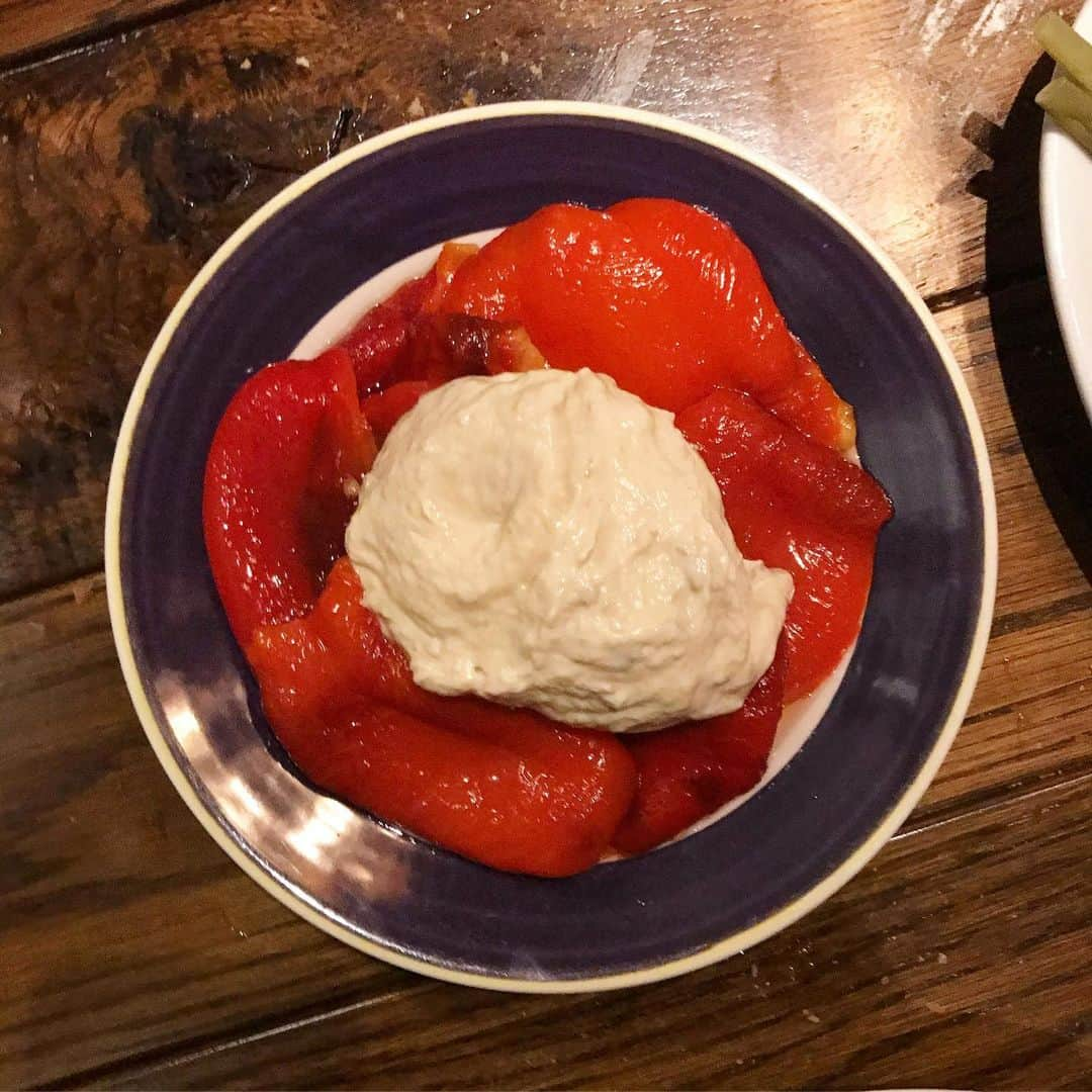 平野紗季子さんのインスタグラム写真 - (平野紗季子Instagram)「ある夏の鈴木家  ズッキーニのフリッタータ食べた瞬間 交通事故に遭ってドフッッ…てまるごとフリッタータ製のエアバッグ(ってなに)に顔面うずめる絵が浮かぶほどの衝撃で 事故…エアバッグ…とかひとり呟いてて周りが「？」になった回  あとオバＱみたいな赤パプリカのトンナートソースもやばかったし そんなこと言いだしたらリードヴォーも 茹でインゲンもやばかったです The Zucchini Frittata (third picture). So fluffy one wouldn't be surprised if it were to be used as an airbag in a traffic collision.」9月22日 20時45分 - sakikohirano