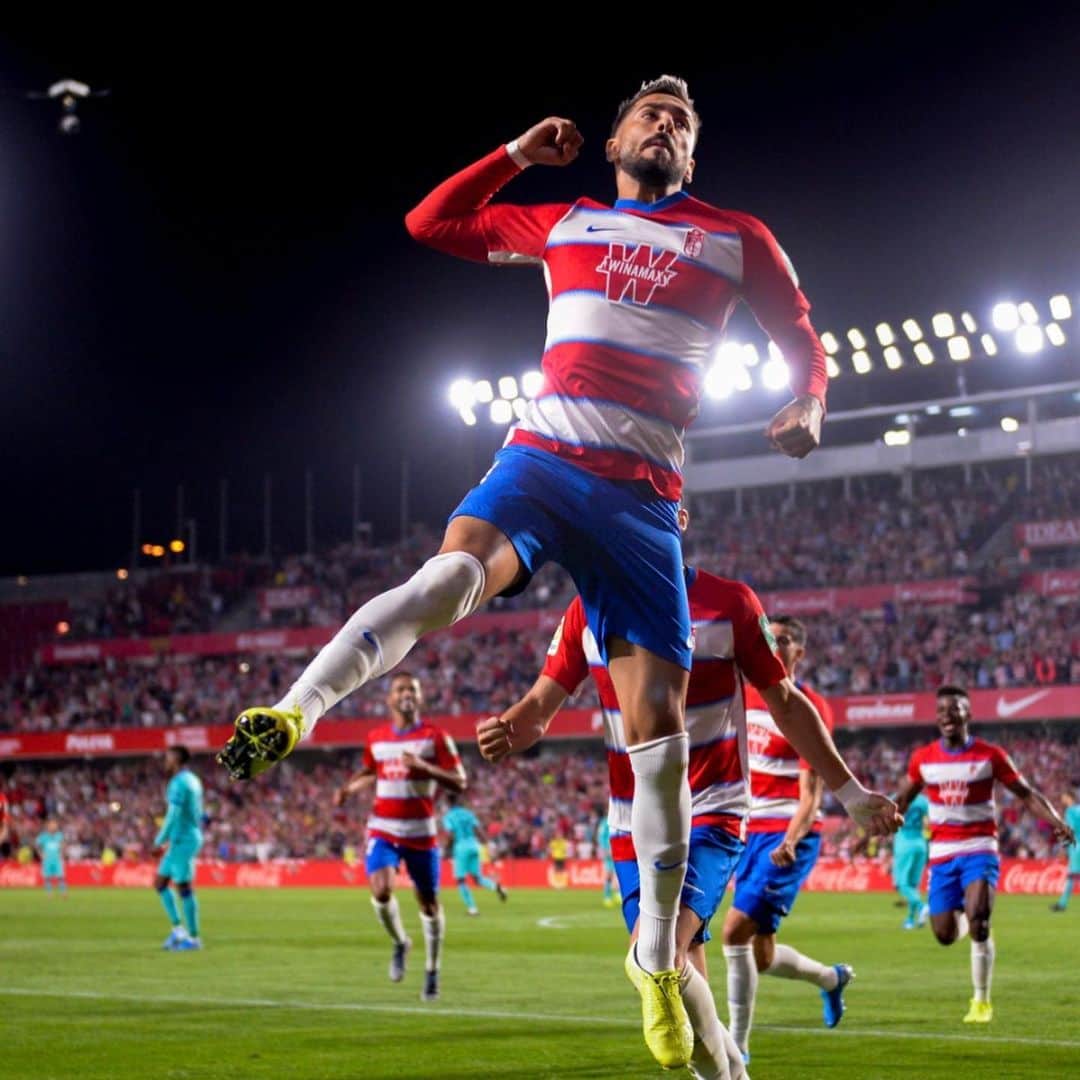 アルバロ・バディージョのインスタグラム：「Sensaciones unicas las vividas ayer en Los Carmenes. 🏟 Merecida y trabajada victoria ante un gran rival. 👏🏻🙌🏻 #GranadaBarça #Eternalucha ⚪️🔴」