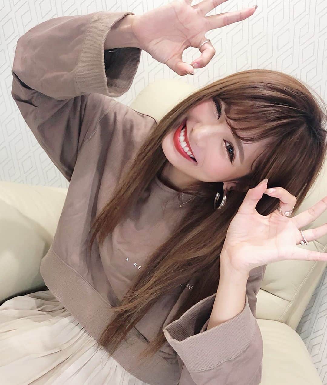 のインスタグラム：「. . 🚨 急なホラー画像にご注意🦷🤭😈ww . . この間、2年半ぶりぐらいに、 セルフホワイトニングに行ってきた！ . . うちの社長のおみの友人のお店で💓 . 💁🏼‍♀️ @zero_beauty.info ❤︎ . . やった事ある人は分かる思うけど 液塗って→光照射する→ これを3回繰り返したら... . なんと！26 → 20トーンって6トーンもUPした🤩❣️ . 日本人の平均が大体30ぐらいらしいねんけど、 20て、十分白いやん😍ってテンション上がったわ💕 . . . 丁寧に説明してくださるし、 削ったり、染みたりしやんから安心😌🌱 . . それに、歯白かったら自信持って笑えるな！♥️ ドヤって感じ←😚は . . てことで、通わせて頂きます💓 . . #ホワイトニング #ホワイトニング池袋 #セルフホワイトニング #オーラルケア #笑顔 #にーっ #にーっ顔 #smile #メイク #アイメイク #カラコン #マツエク #Nexter #ネクスター #Nextercreatist #TOKYOcreatist #伊藤実祐 #いとうみゆ #みゆちゃい . . この時のお洋服は1年前に買ったものやから さすがにもう販売してないかと思う... 💦 . . 一応、 @etretokyo のトップスです🙇🏻‍♂️💜 .」