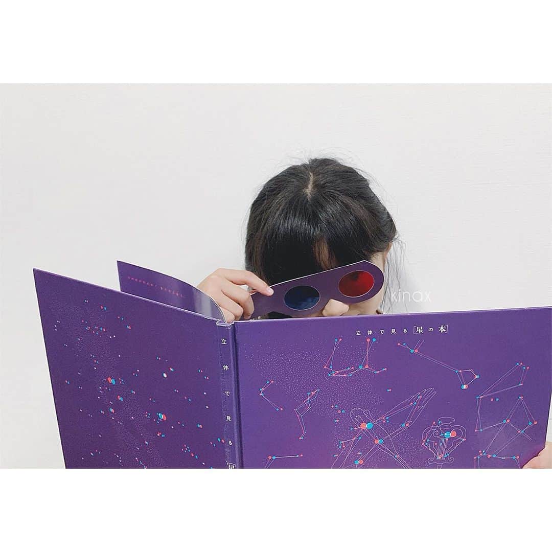 kinaxのインスタグラム：「. good night🌌 . . 今日もなんだか肌寒かったね❄️ . . 今日は本のお話を📚 . 私は小さい頃から本が好きなのだけど ちびっこ姉さんもだいぶ読書好きになって 私の小さい頃読んだ本を知りたがるよ📚 . 新しくて興味深い本はすごくたくさんあるけど 懐かしい本もたまに一緒に読むとわくわくするね📚 . . 今日は懐かしい本のひとつ、 赤青メガネで立体に見える「星の本」🌌 . 初版が1986年で、これは40刷だって！ すごいねぇーʕ •́؈•̀ ₎♡ . . この辺りは一晩中明るくて星は見えないので 今度プラネタリウムも行きたいな🌌 . . そんなこんなで 増税前最後の #お買い物マラソン だねぇ🛍 . こちらの本もroomに載せておきました🌌 ☞ @kinax . 消耗品もうすこし買い足しておこうかなʕ •́؈•̀ ₎ . みんなも楽しいお買い物をー🛍 . . #親バカ部 #赤青メガネ #なつかしい #ずっと見てると目が疲れる #でも楽しい #星の本 #roomインフルエンサー #楽天roomに載せてます @room_rakuten 2019/09/22」