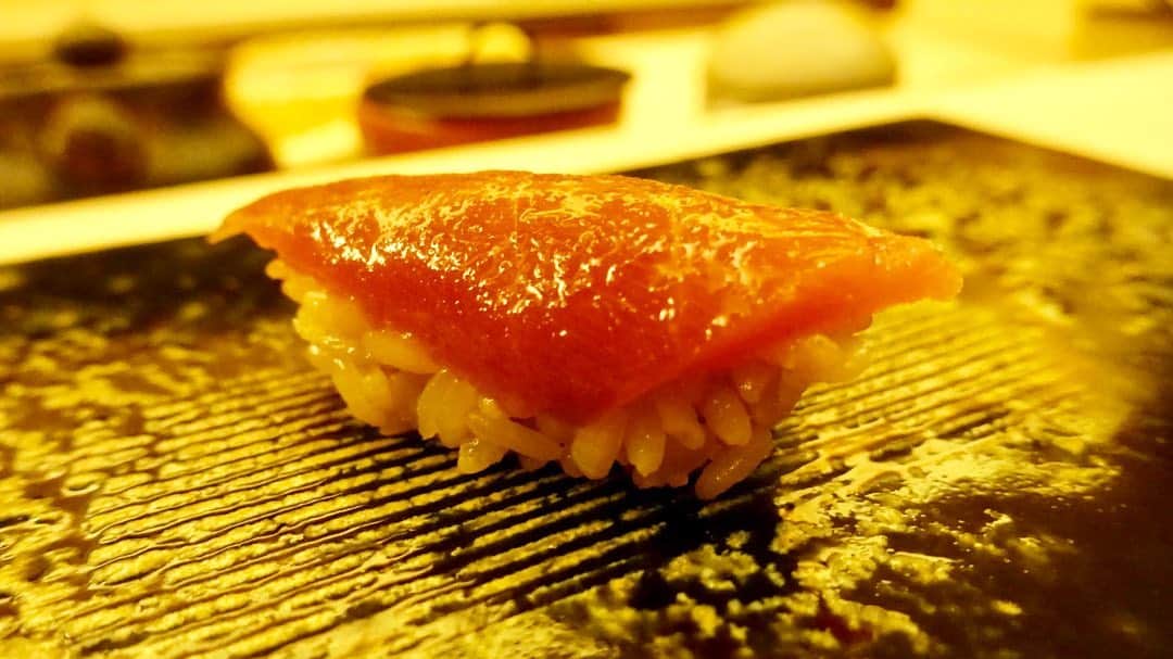 IKKO’S FILMSさんのインスタグラム写真 - (IKKO’S FILMSInstagram)「神戸の「鮨 生粋」  兵庫県にて今時の流行りに流されないまさに伝統的な江戸前鮨を出すお店  シャリは赤酢と塩でまろやかなもの 小ぶりな握りだけど種類が多いので満足度は高い  にしても地方の大将、皆さん同じ事を仰る 「いい魚、東京に行ってしまうんですよ」  それが答えなのか  ここでも熟成させた握りが出てきたのはそのせいなのか  まわればまわるほど色々と確信に変わってくる  関西でも熟成  鮨に対しての固定観念、どんどん壊していきますよー  さて、これから京都向かいます  目指せカウンター鮨100軒(55軒目) #鮨生粋  #兵庫県 #神戸 #江戸前鮨 #鮨スタグラム #鮨すたぐらむ #鮨 #寿司 #sushi #michelin2stars  #品川イッコー  #sushikissui  #hyogo  #japanesefood  #ikkosfilms  #これから京都へ」9月22日 20時55分 - ikkos_films