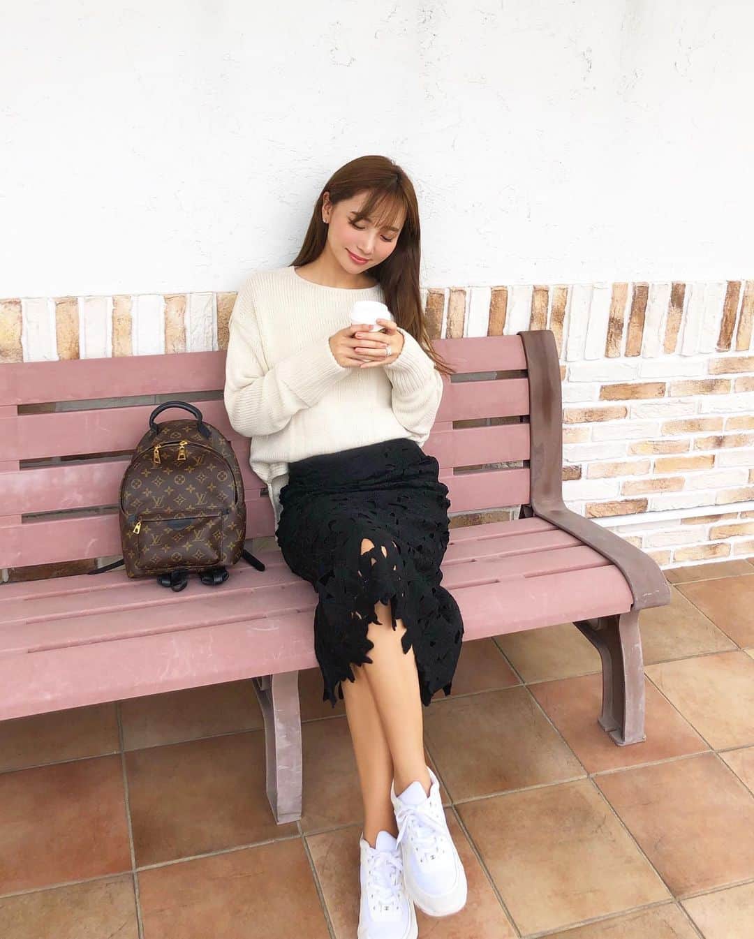 のインスタグラム：「☕️🍁 上下 コラボアイテム☺︎ レーススカートには スニーカー合わせが好き👟♡」