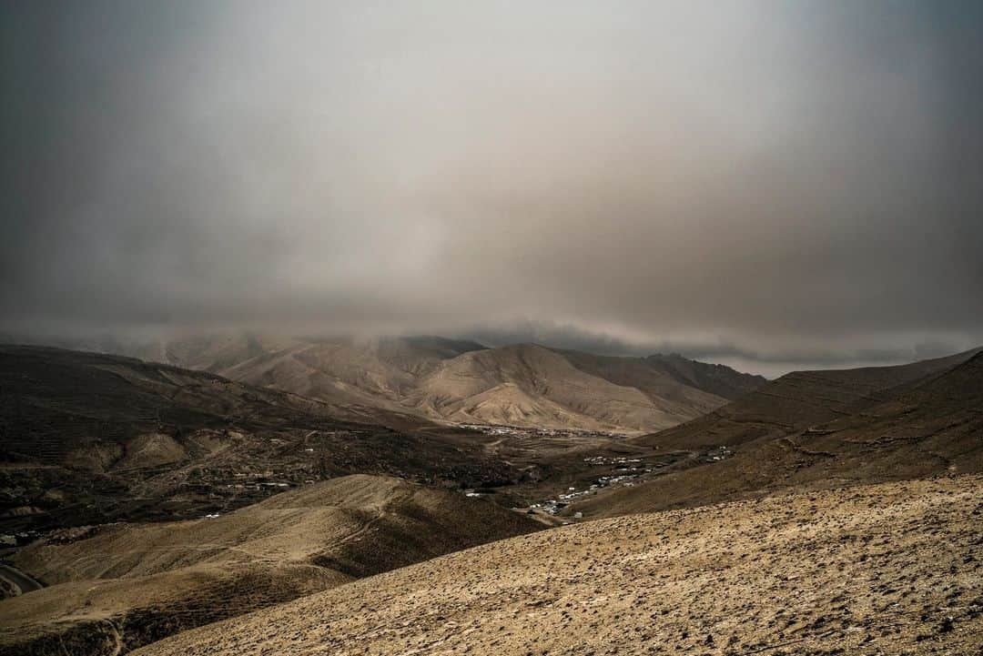 ルモンドさんのインスタグラム写真 - (ルモンドInstagram)「A la suite de l’attaque éclair de Sinjar par l’organisation Etat islamique en Irak, le 3 août 2014, et du retrait des forces de sécurité kurdes, des femmes yézidies ont été réduites à l’état d’esclaves sexuelles, leurs enfants séquestrés et « élevés » pour devenir combattants, des familles massacrées. Des centaines de milliers d’habitants, en majorité yézidis, ont alors pris la fuite. Depuis 2015, le nord du district a été libéré ; le sud a dû attendre 2017. Aujourd'hui chassé de la région, l’Etat islamique a laissé ce territoire stratégique en proie aux règlements de compte, à la voracité des milices et à la rivalité opposant Bagdad au Kurdistan d’Irak. Entre destructions, décrépitude et insécurité, rien n’incite la population à retourner chez elle. - 1 : Lors de Sêrê Salê, à la fois Nouvel an, jour des Morts et fête du Printemps, des mèches imbibées d’huile sont enflammées dans tout l’espace du sanctuaire pour symboliser le retour du soleil, de la lumière et de la saison de l’abondance. 2 : Les monts Sinjar, où des centaines de milliers de Yézidis ont trouvé refuge lors de l'attaque du groupe Etat islamique sur la région. 3 : Un homme, resté caché un an et demi dans la maison d’un ami arabe musulman, a enfin pu s’évader avec sa famille lors d’une opération de sauvetage. Il retrouve son frère dans la ville de Sherfadin, aux pieds de la montagne de Sinjar. 4 : Chez les Yézidis, les prières sont matérialisées par des nœuds. - Photos : Michel Slomka (@michelslomka) - #Irak #Sinjar #Yezidi」9月22日 21時03分 - lemondefr