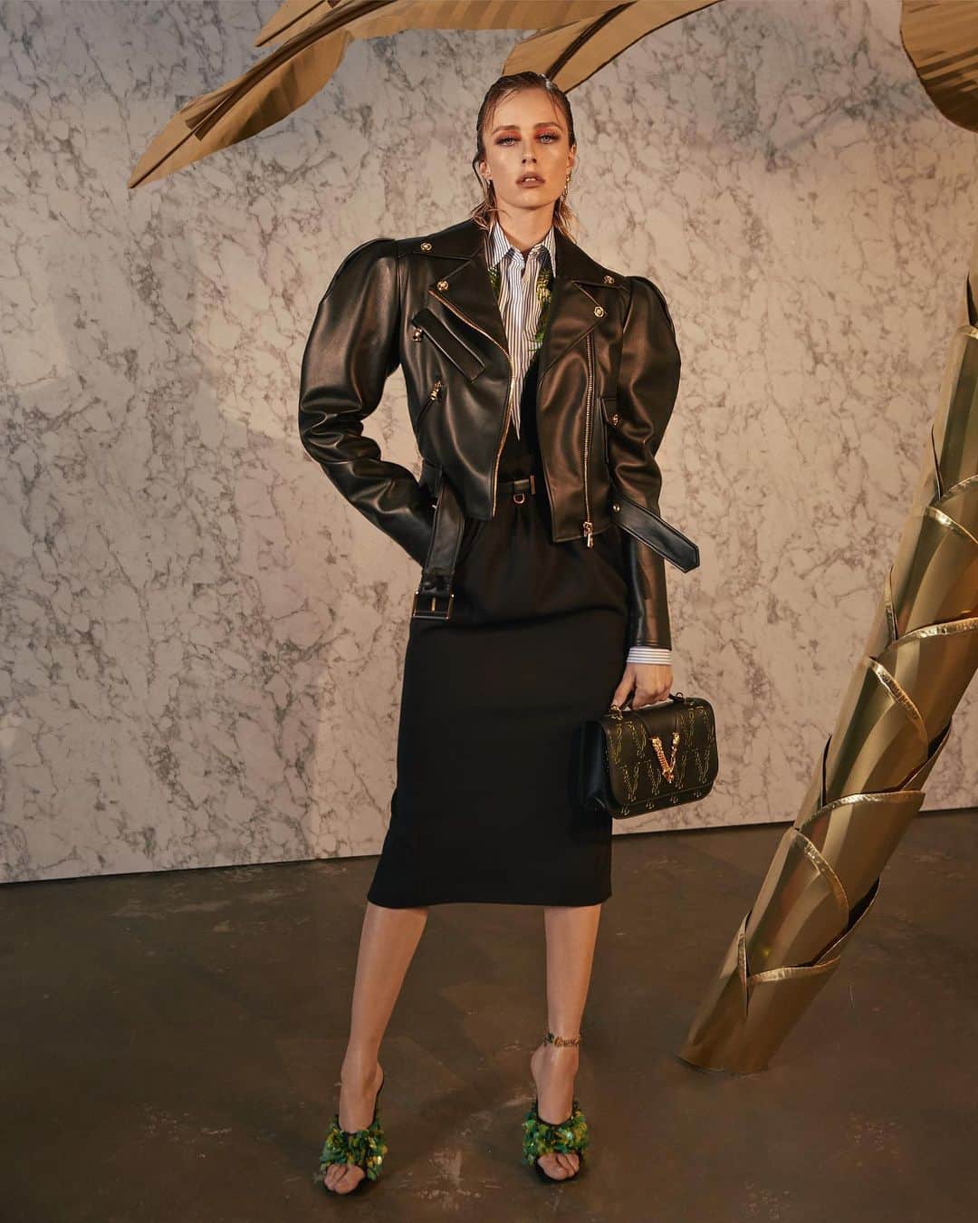 ジャンニヴェルサーチさんのインスタグラム写真 - (ジャンニヴェルサーチInstagram)「Voluminous leather jackets are paired with black dresses, the #VersaceVirtus bag and Jungle-inspired jewelry. #VersaceSS20 #MFW _ Photos by @gregswalesart」9月22日 21時04分 - versace