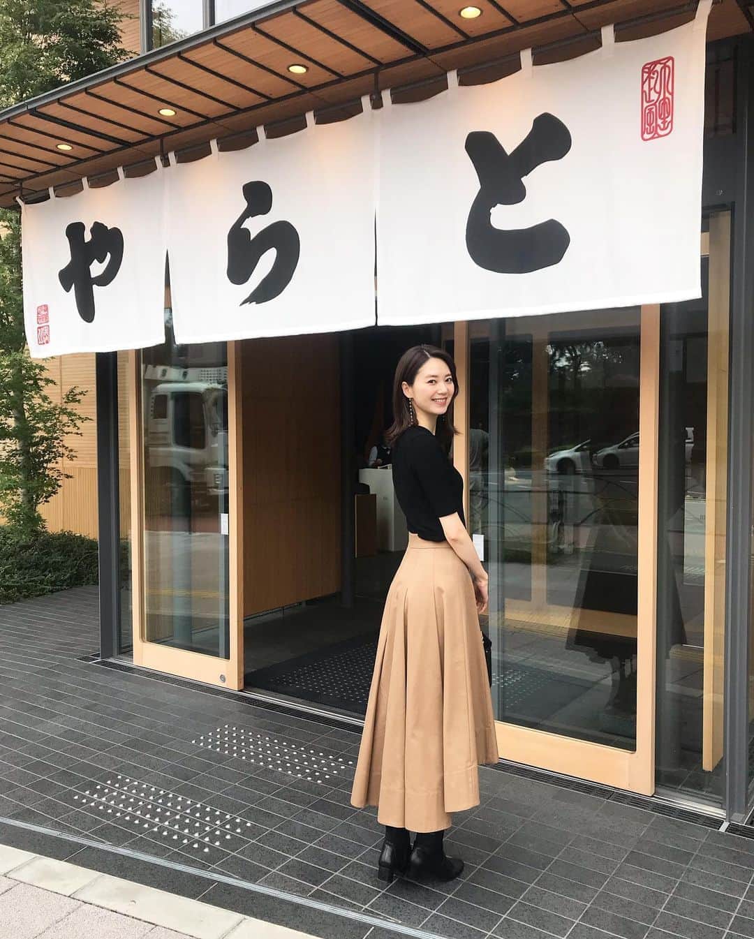 橋本まゆのインスタグラム：「木の温もりを感じる素敵な空間🍁﻿ ﻿ #とらや赤坂店 へ リニューアル後気になっていたので和菓子を食べに…🍡﻿ ﻿ #虎屋菓寮#虎屋#和菓子#葛切り」