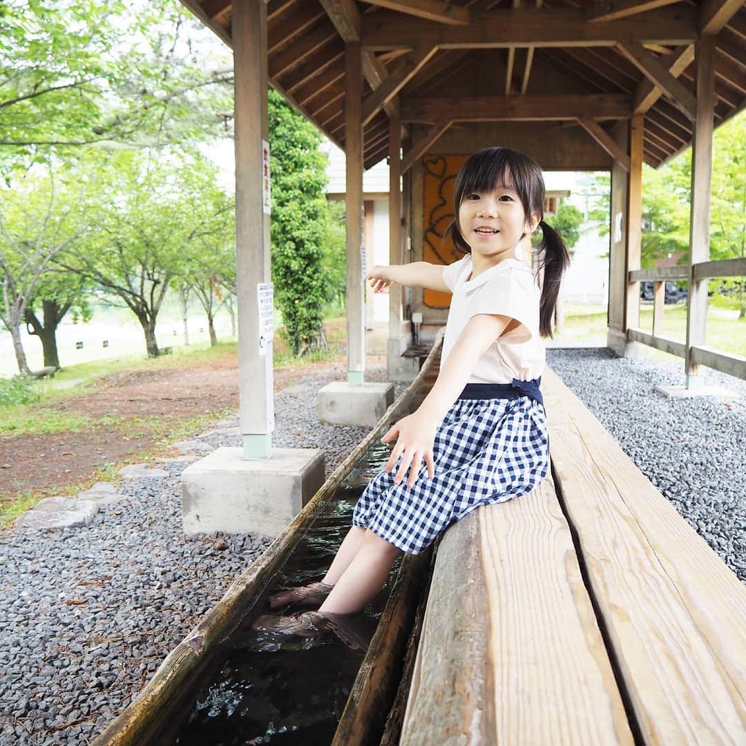 Kuboi Ayumiさんのインスタグラム写真 - (Kuboi AyumiInstagram)「娘と一緒にドライブで見つけた足湯を堪能！ ちょっと雨降ったりもしたのですが 足湯につかりながら雨宿りもいいものですね。  先日、サンキュ！さんの「見つける変わるわたしの暮らしセミナー2019」に参加してきました。  損保ジャパン日本興亜ひまわり生命保険さんのブースで、便利すぎるアプリ「リンククロス家計簿」をご紹介いただきました。  日記をつけてみたり、家計簿を書いたり パソコンでチャレンジしてみたり、何度挑戦して何度も挫折している家計簿（涙）  リンククロス家計簿は、レシートをパシャっとするだけでデータにしてくれたり 銀行の入出金やクレジットカードは連動すれば食費や光熱費などのカテゴリに自動で分類して 家計簿を作成してくれる優れもの。 複数の口座情報を一括管理できるのも、便利です。  無料アプリなのに、広告が出てこないのはうれしいよね。 これなら簡単なので、続けられるかも！ むしろ、自動化にしていたら、家計簿を見るのを忘れないようにしないと（笑）  #女の子ママ #親バカ部 #赤ちゃんのいる生活 #節約 #足湯  #ライフプランコーチ  #ひまわり生命 #家計簿  #わたしの暮らし2019 #サンキュ  @39_editors @39grammer @kakuwords」9月22日 21時10分 - himekagami