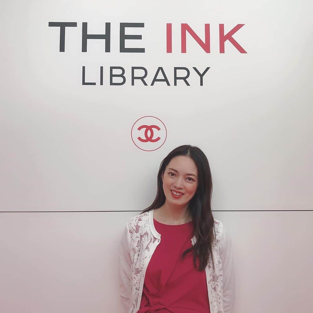 小西さやかのインスタグラム：「「シャネル(CHANEL)」23日までやってるポップアップイベントに先週ご招待いただき行ってきました！ . 唇の形で機械が自動的に選び出すパーソナル診断や本を選ぶと付箋かタトゥーシールかミニ香水がもらえるブック選びなど、お得なイベントが満載でした！ . 動画にしてるのでスライドしてね！ #シャネル #ポップアップイベント #ポップアップ #シャネルコスメ #シャネルリップ #シャネルポップアップ」