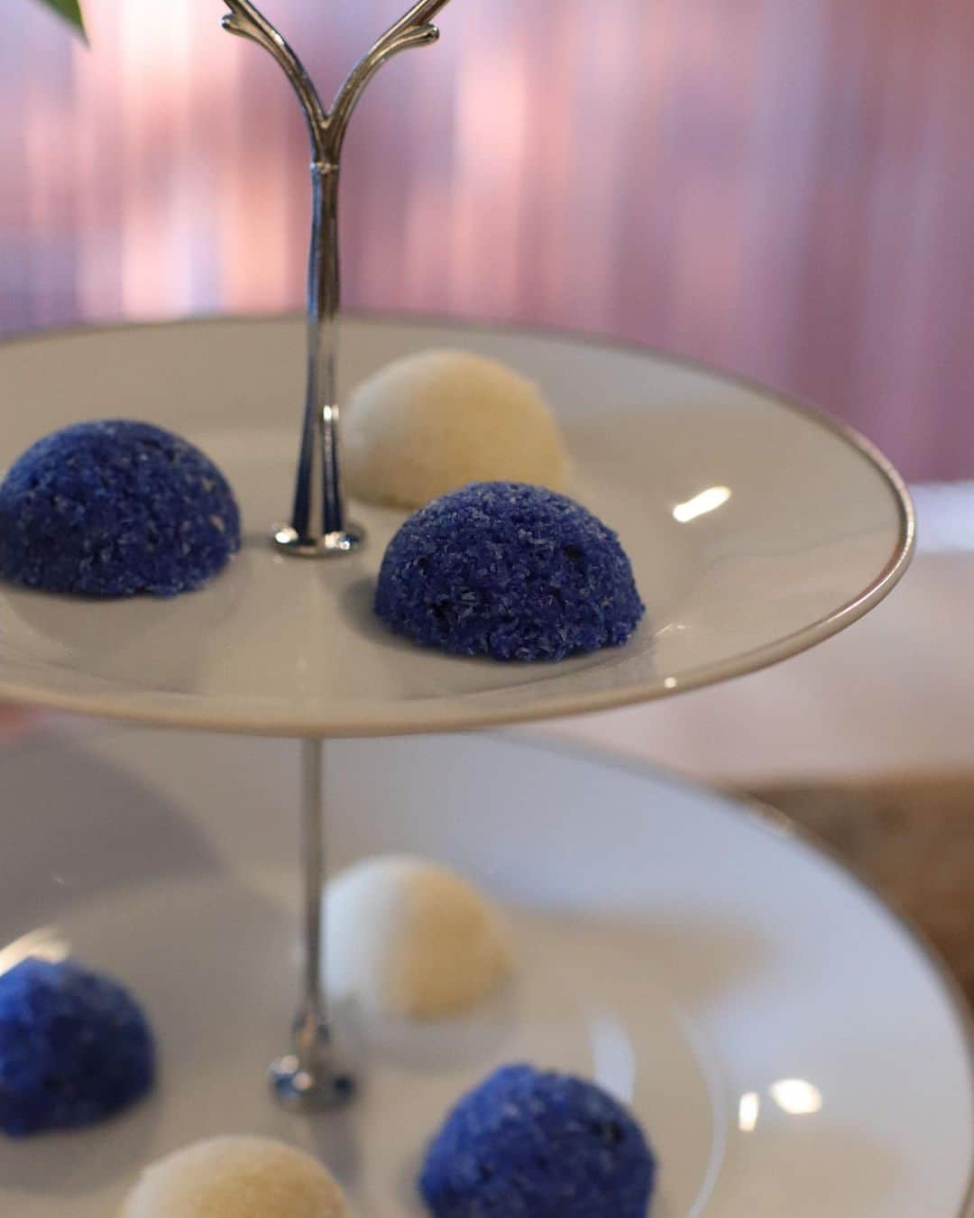 相馬絵美さんのインスタグラム写真 - (相馬絵美Instagram)「青と白のローマカロン💙 青は天然の色素で、スピルリナの青。 焼かないのにサクッホロッな美味しいマカロンに仕上がりました。  #料理 #料理教室 #レッスン受付中 #ギルトフリー #ローフード #chloeskitchen #クロエズキッチン #クロキチ #ギルトフリーコーディネーター」9月22日 21時11分 - somaemi