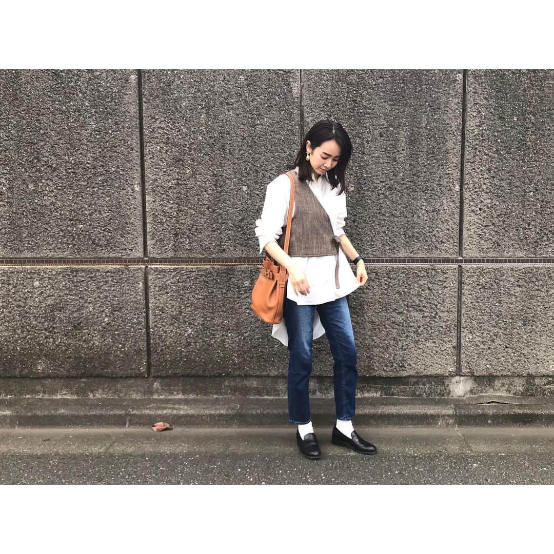 のインスタグラム：「☺︎ 展示会でオーダーしていた可愛いアイテムが続々到着♡ ビスチェは、お揃いのボトムスもあるので合わせるのが楽しみ♡ ボリュームシャツは、重ね着でも羽織でもな万能アイテム♡ #brand #casafline #rimark #yanuk #cheaney #amoment #chanel #lancel #AppleWatch #Japan #Tokyo #photo #fashion #denim #coordinate #akephoto #ake☺︎ #お気に入りアイテム #ファッション #コーディネート #model #satorujapan #akemigondo #モデル #サトルジャパン #権藤朱実 →@satorujapan_official @akemigondo ☑︎プロフィールのリンクにてblog更新中☺︎ My blog『ake photo』 →http://ameblo.jp/akemi-gondo/」