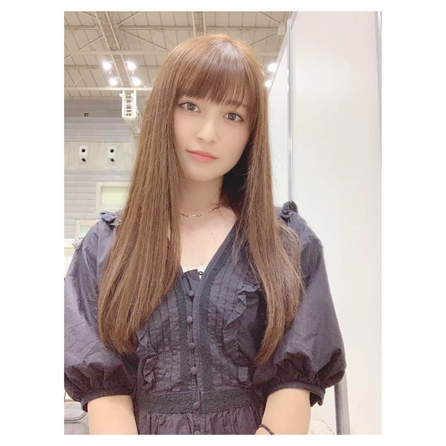 神志那結衣さんのインスタグラム写真 - (神志那結衣Instagram)「前髪パツンコちゃん 握手会ありがとうございました☺︎🐾 明日も宜しくね☺︎☺︎ #セルフカット #夜中に切ってしまいがち #起きて短さに驚く #夜中に切るのはオススメしません #私服 #niceclaup  #black #ワンピース #握手会 #パッツン #カラコン #トパーズ」9月22日 21時17分 - jiina27