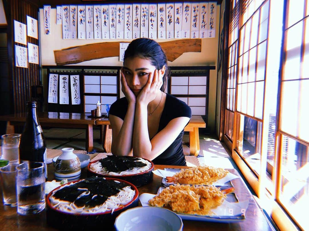 治田みずきさんのインスタグラム写真 - (治田みずきInstagram)「日本の思い出☺️ 大好きな日本蕎麦をパパと食べに行ったよん。 わたしは絶対天せいろか天ざる❤️ (大船にあるお店なんだけど名前忘れちゃった🤦‍♀️) . 일본에서 아빠랑 메밀국수 먹으러 갔어영🧚‍♀️ 길가다가 보여서 들어가봤는데 거의 100년 되는 맛집이었어영ㅎㅎ」9月22日 21時17分 - miju120