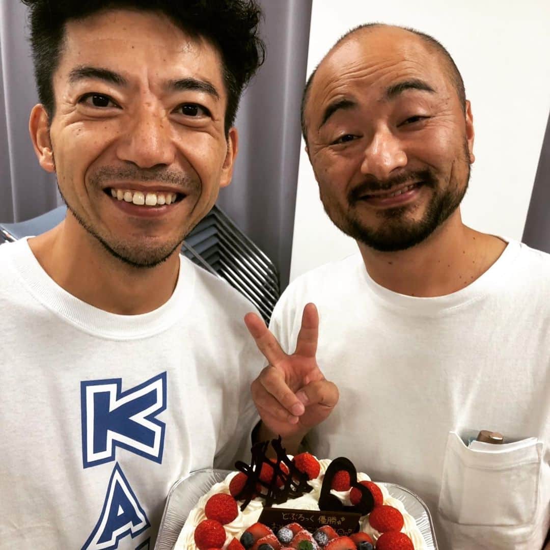 森慎太郎さんのインスタグラム写真 - (森慎太郎Instagram)「一夜明けて、今日は北海道でライブでした！ 現地のスタッフさんがケーキを用意してくれてました。 #優勝おめでとう #ありがとう #北海道」9月22日 21時18分 - doburockmorishintaro