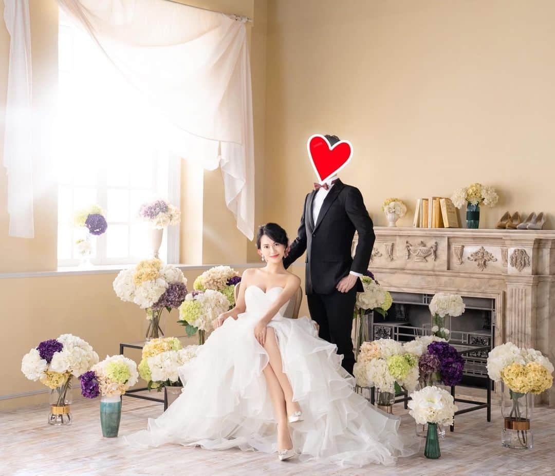 七尾エレナさんのインスタグラム写真 - (七尾エレナInstagram)「結婚しました👰🤵💒 ＊ とてつもなくスピード婚で 交際0日婚約でした！ 主人とは3年前から知り合いでしたが 先日、お食事をしている際に 「付き合ってください」ではなく 指輪と共にプロポーズをしていただき そのまま婚約 そして結婚をいたしました。 ＊ 私自身も大変驚きましたが 彼の行動力に感激し すぐに決意が固まりました。 ＊ 行動力が人一倍あって 誠実で、まっすぐで、優しくて ちょっと天然な そんな主人の事が大好きです😌 ＊ 結婚しましたが お仕事ネームは引き続き 七尾エレナとして活動させて頂きます！ ＊ ウェディングフォトは スタジオルミナスにて 婚約してすぐに撮影しました✨ とっても素敵に撮っていただけて嬉しいです！ 👇 スタジオルミナス @studio_luminous_tokyo」9月22日 21時24分 - elenananao