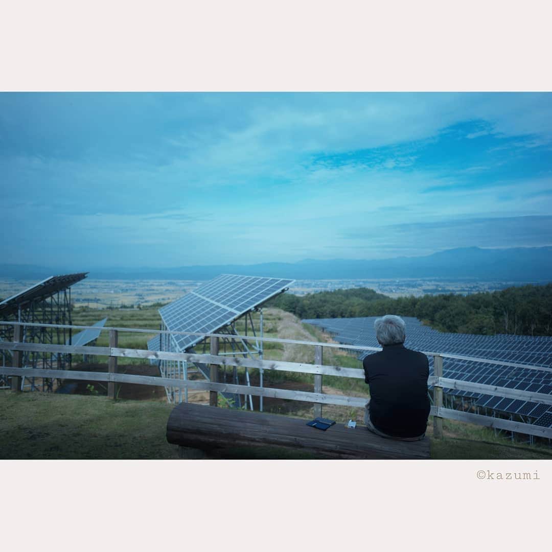 花澄さんのインスタグラム写真 - (花澄Instagram)「弥右衛門さんのアテンドで 雄国の太陽光発電所へ。 会津盆地が見渡せる高台にあって 風が気持ちよかった。 3.11の原発事故のあと 原子力に頼らない電力を、と 自然エネルギーの会津電力を 立ち上げたそう。 太陽と、風と、水力と。 お天気によって お互いのエネルギーを補いながら 自然と共に生きる姿勢は 美しいなと思った。  #leica#leicam10p#ライカ#ライカm10p#喜多方#japan#grlens#28mm#grlens28mm#花澄#会津盆地」9月22日 21時24分 - textisan