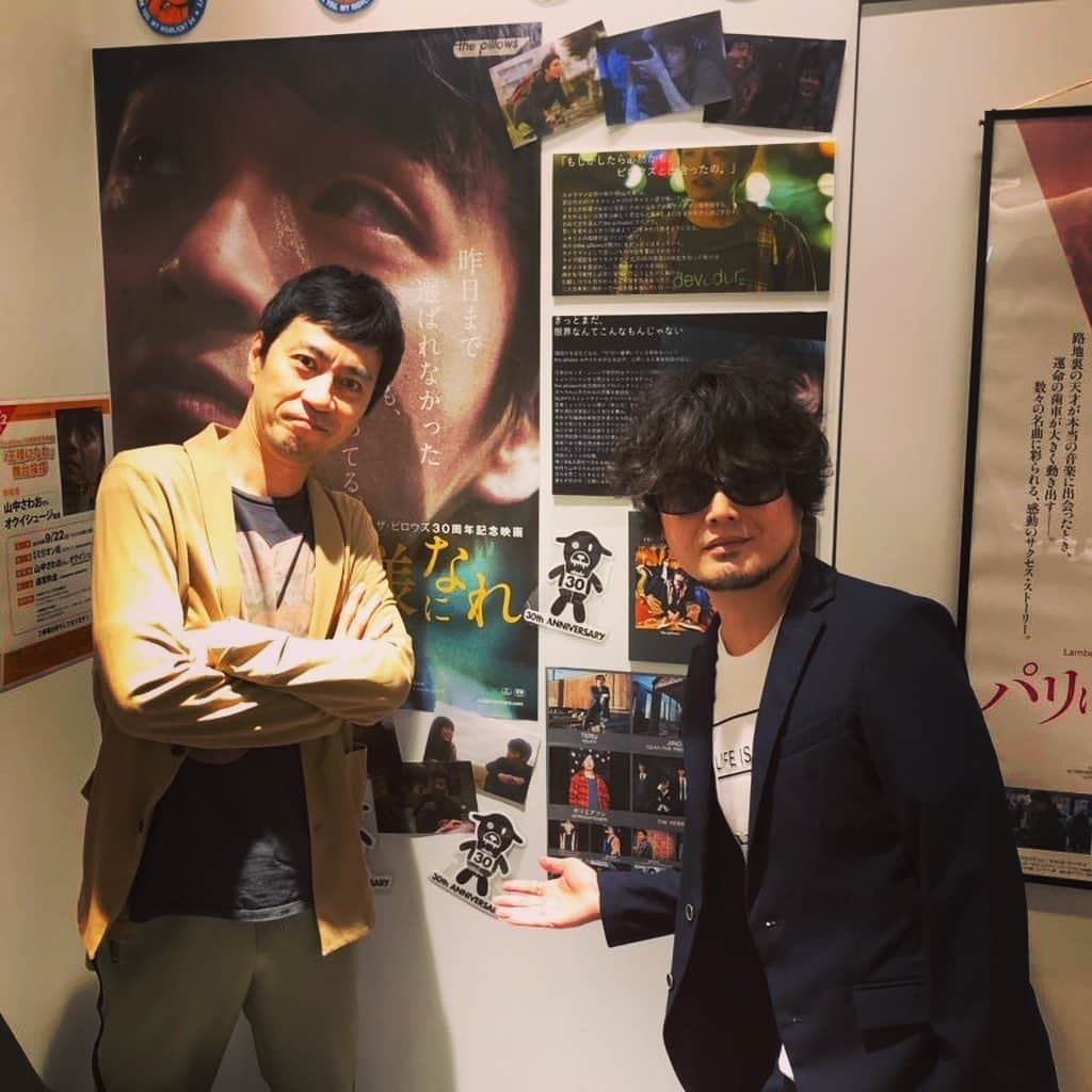 オクイシュージさんのインスタグラム写真 - (オクイシュージInstagram)「さわおくんと2人で 舞台挨拶ツアーでした。 大阪、京都、名古屋。 舞台挨拶のために各地を回るというのは 初体験なので不思議な気持ち。 でも各地の皆さんの表情を見るのは 特別なものですね。 それぞれの劇場スタッフのみなさんも良い方ばかりで、楽しめました。 どうもありがとう。 明日以降の上映も宜しくお願いします！ そして明日はシネマート新宿のあのデカいステージでおれひとりぽっちトークだよ。 ひとりでもがんばる。 #thepillows#王様になれ#山中さわお」9月22日 21時19分 - shujiokui