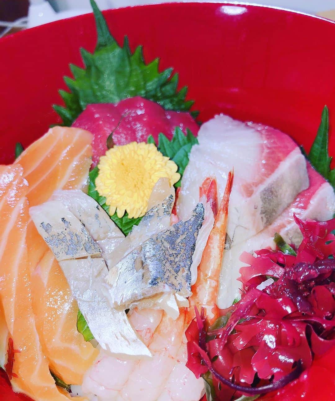 帯広さやかのインスタグラム：「毎日美味しいタイ料理を食べてきました。無事に帰国したので海鮮丼を。酢飯に刺身盛っただけよ。笑 昨日の試合後のThis is awesomeは一生忘れない。プロレスやっていて、この仲間と一緒にタイに行けて本当に良かったです。」