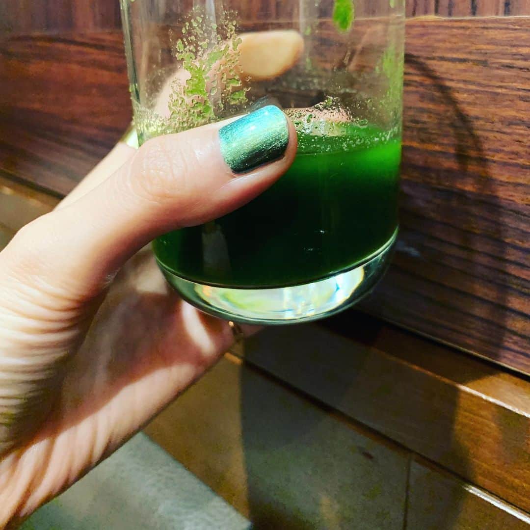 のインスタグラム：「昔おじいちゃんがお風呂あがりにまず〜いもう一杯！で有名な青汁の凍らせたパウチにそのままストロー入れて飲んでたなあと懐かしくなったからトライしてみたけど、日頃のグリーンスムージーで慣れているせいかわりと飲めてしまった人生初青汁🐢荒ごしだったな、とてもネイルに合ってます」