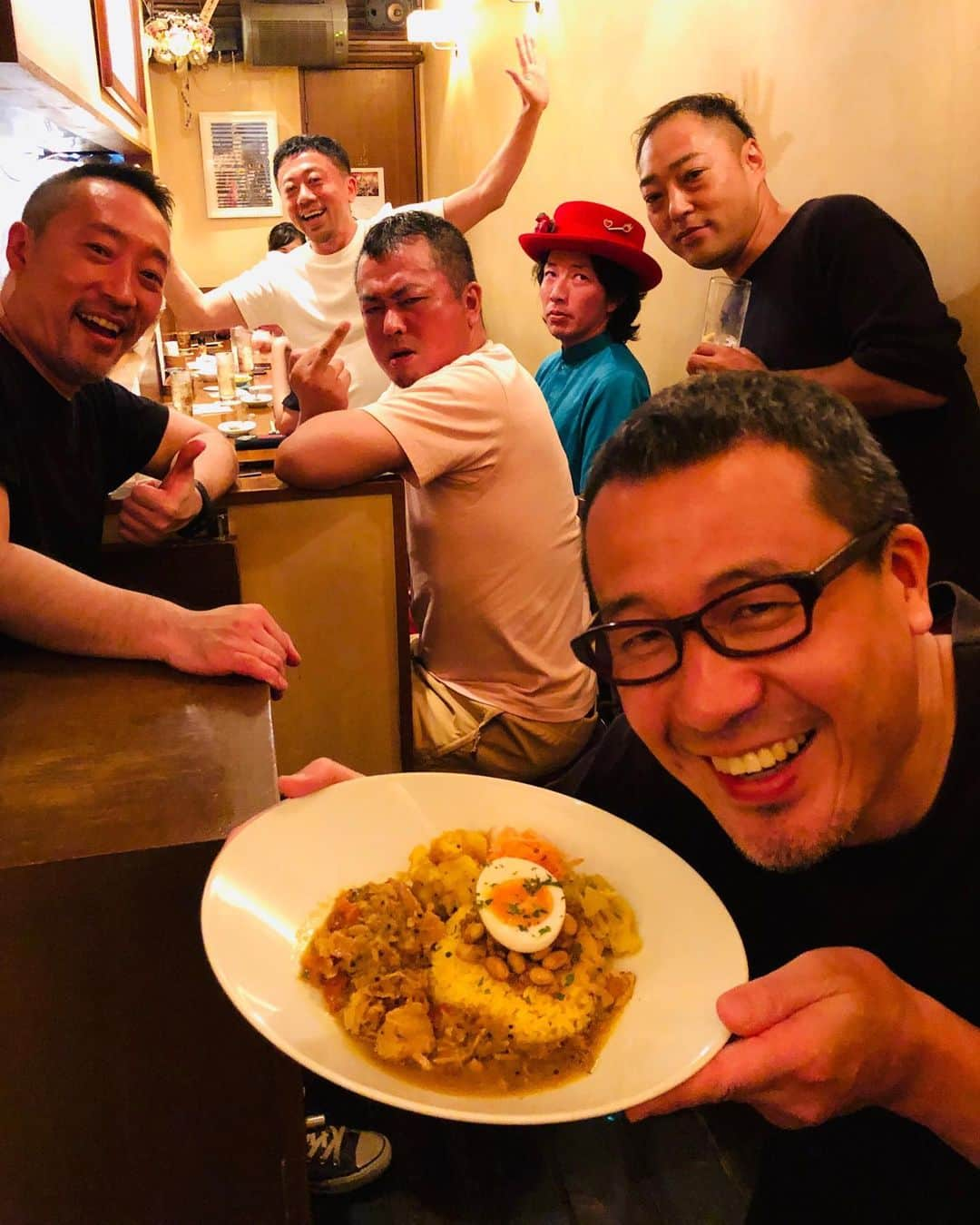 秋山具義さんのインスタグラム写真 - (秋山具義Instagram)「通常休みの日曜日に『モノポール』がスパイスカレーをやると聞いて、本当かな〜？と思って来たら、いつものダメンズたちが来てました。笑﻿ ﻿ スパイシーカレープレート(¥1,450)めっちゃ旨かった！！！﻿ 下北沢の『旧ヤム邸 シモキタ荘』のカレーにちょっと似てると言ったら、アツオもミナさんも行ったことないとのことでした。﻿ ﻿ #モノポール #モノポールアツオ #具義カレー2019」9月22日 21時31分 - gugitter