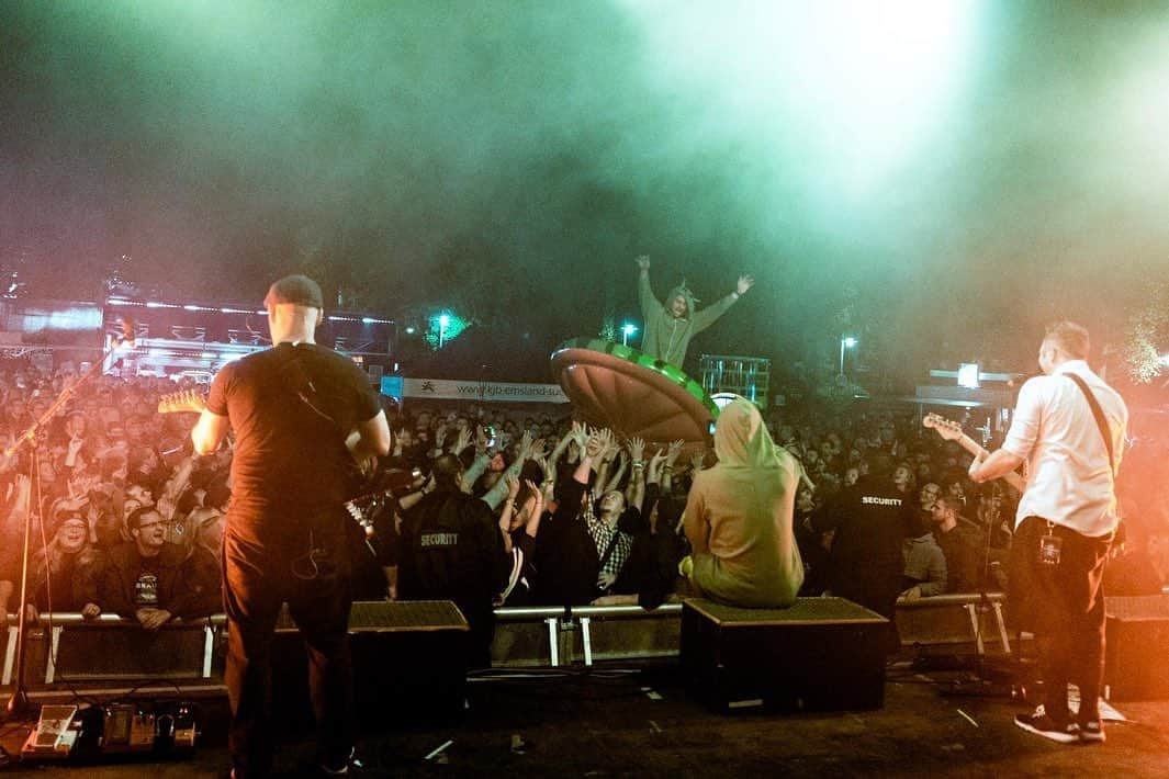 Zebraheadさんのインスタグラム写真 - (ZebraheadInstagram)「Last night was Lingen, Germany for @rockampferdemarkt and it was a great way to spend our Saturday night!! Tonight we're in Eindhoven, Netherlands playing @dynamo_ehv with the @thebottomlineuk ! 📷by @suzimue #Zebrahead #mfzb #braininvaders #thebottomlineuk #rockampferdemarkt」9月22日 21時31分 - zebraheadofficial