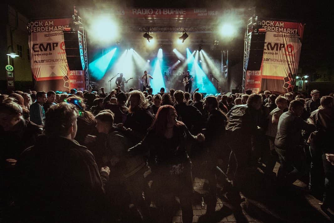 Zebraheadさんのインスタグラム写真 - (ZebraheadInstagram)「Last night was Lingen, Germany for @rockampferdemarkt and it was a great way to spend our Saturday night!! Tonight we're in Eindhoven, Netherlands playing @dynamo_ehv with the @thebottomlineuk ! 📷by @suzimue #Zebrahead #mfzb #braininvaders #thebottomlineuk #rockampferdemarkt」9月22日 21時31分 - zebraheadofficial