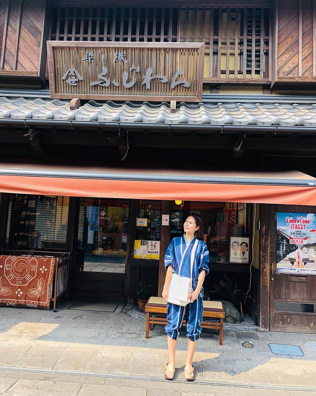 立花サキさんのインスタグラム写真 - (立花サキInstagram)「臼杵、八町大路のふじわら店の前で作務衣♡  #おおいた県 #八町大路 #着物 #作務衣」9月22日 21時26分 - tachibanasakichaso