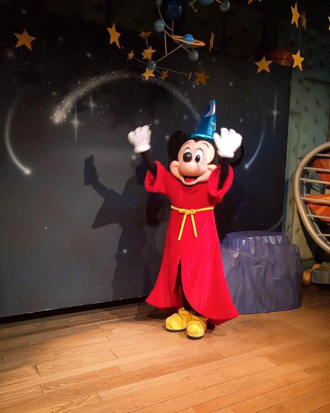 加藤るみさんのインスタグラム写真 - (加藤るみInstagram)「昨日はディズニーランドへ🏰🌈 ミッキーにも会えて大満足💕 旦那さんはミッキーの神対応にやられていました🤭 ． 結婚のお祝いに素敵な時間をプレゼントしてくれたファンの皆様🎁 本当にありがとうございました🥺❤️ ． #ディズニーランド  #disneyland」9月22日 21時28分 - rumicinema