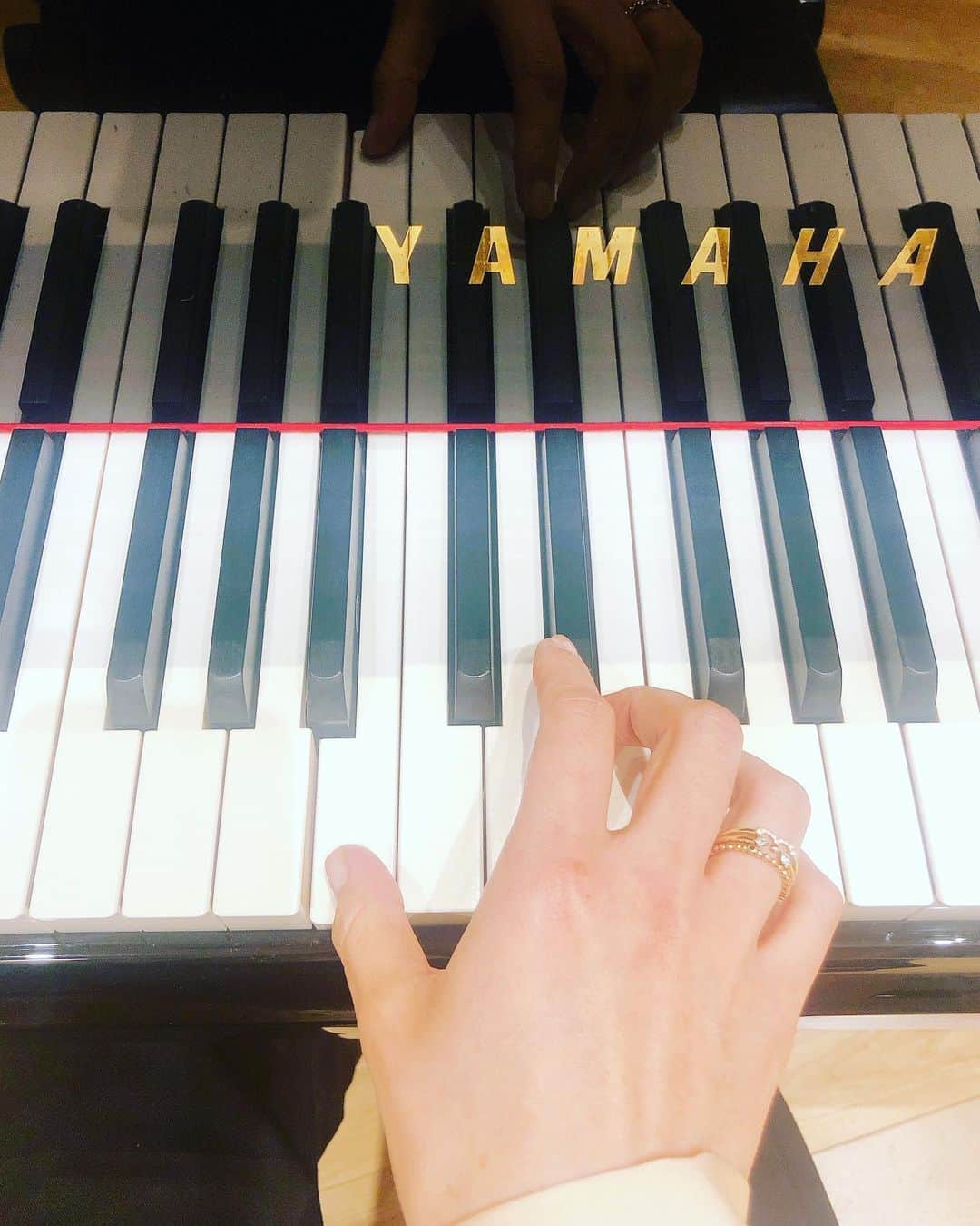 東出真緒さんのインスタグラム写真 - (東出真緒Instagram)「一音入魂👆🏻 今日はバイオリンとピアノで一日中レコーディングでした〜〜。 丸一日ありがとうございました♨️ . #recording  #violin #piano #YAMAHA #BIGMAMA #入魂」9月22日 21時40分 - mao_bigmama_vn