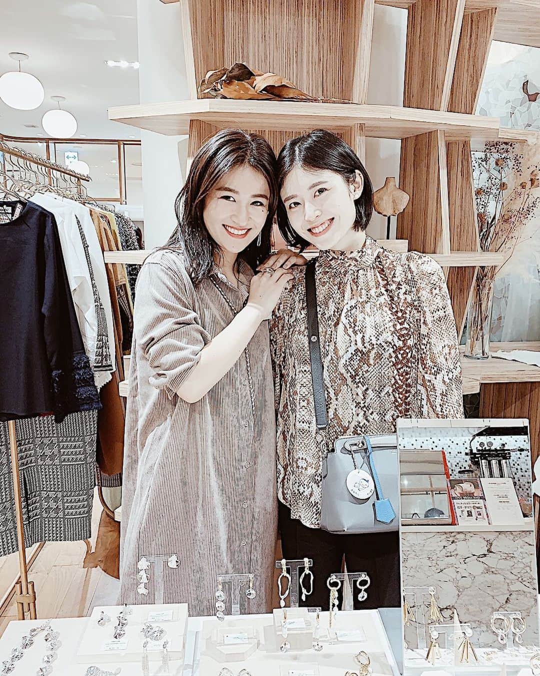 Ayumi Seko 瀬古あゆみさんのインスタグラム写真 Ayumi Seko 瀬古あゆみinstagram かすみ草のコスパ最強説 笑 一輪で わっしゃわしゃ そして長持ち お家にいる時間が増えたので お家のどこかにお花をなるべく飾るようにしてます さて実は最近ずっと