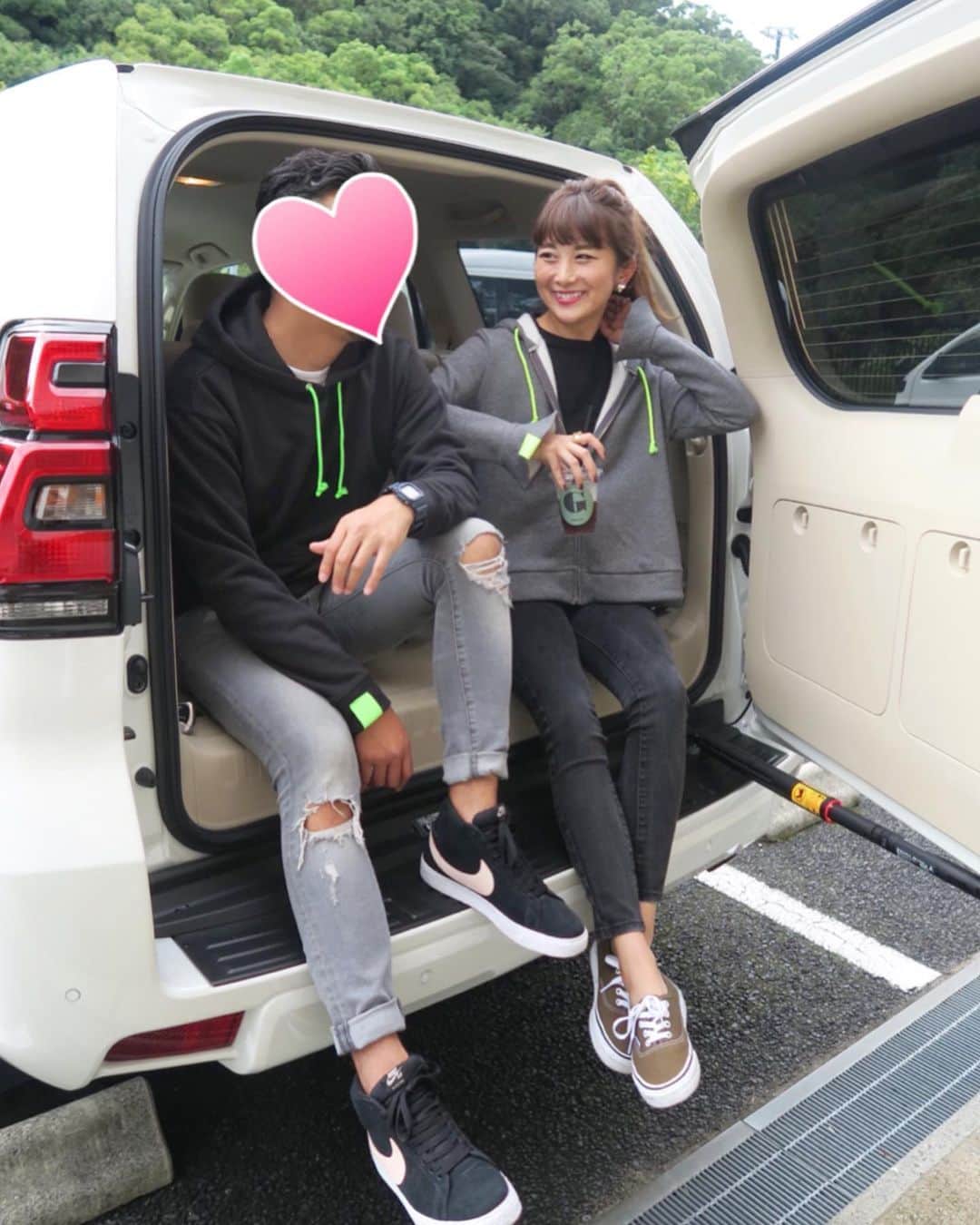 のインスタグラム：「午後からはお着替えして仲良くリンカブルコーデ＼(^o^)／主人も気に入って愛用してくれているスウェットネオンシリーズ！メンズはプルオーバー、レディースはパーカータイプ。レディースは去年のフリルパーカーと同じデザインです♡どちらも裏起毛になっていて着心地が本当に最高！ヌクヌクフワフワ♡でも今日はまだ暑くて途中でTシャツコーデになってた。笑 #wakkinstyle#ootd#coordinate outer:#linkable @linkable_official(今週発売予定) pants:#uniqlo  bag:#loewe shoes:#vans」