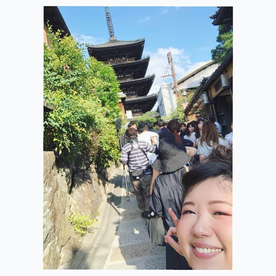 馬場園梓さんのインスタグラム写真 - (馬場園梓Instagram)「へい♪  先日、 カンテレ「フォトぶら♪」のロケがありましたので、 お写真をルン♪ させていただきますね！  ゲストはダレノガレさん！  美しすぎ˚✧₊ また川島君も来てくれて楽しかったよ！  フォトぶら♪は 毎週土曜日 夕方6時30分から放送です。  なにとぞ、 よろしくお願い申し上げます。  そして、 こちらのステキなお衣装は  花柄ブラウス、スカート→@robson.st  他、 スタイリストさん私物  になります。  ですので  ルン♪  #yeah #lucky #カンテレ #フォトぶら #ダレノガレ明美 さん #川島くん #京都 #出町柳 #東山 #ロケ #グルメ #街ブラ #遠足 #球体 #ご機嫌 #ルン♪」9月22日 21時50分 - babazonoazusa