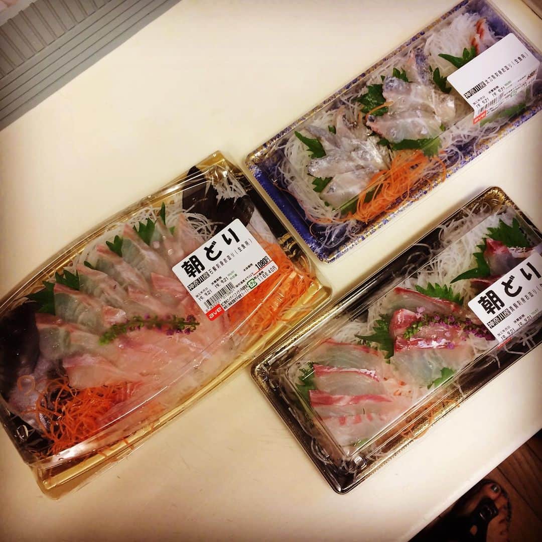 岡田屋鉄蔵のインスタグラム：「横須賀きら元同居人がべ様のお見舞いに来てくれました。お土産が豪華なんだがね。下僕こんなの食べたことない」