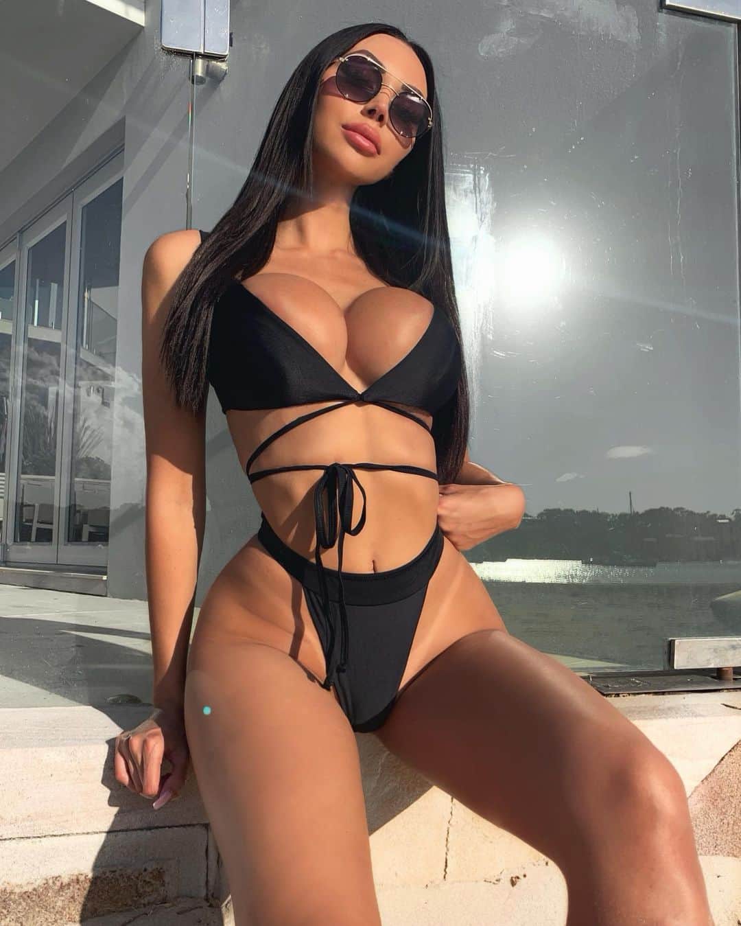 ANNELESE MILTONのインスタグラム：「🖤 @fashionnova」
