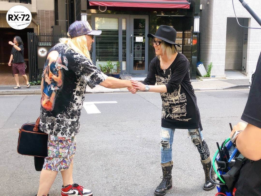 のインスタグラム：「この前、GLAYのHISASHIと道でばったり会った時のやつ！！ロケとは言えヒサシの格好、目立ちすぎやろw！！ #GLAY #hisashi #RX72 #DJKOO」