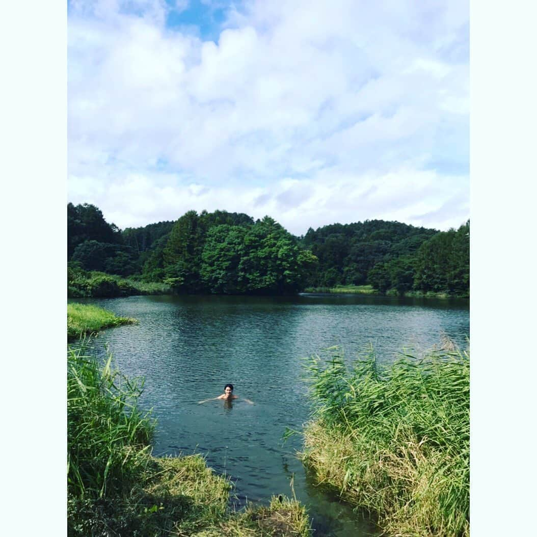 磯村勇斗さんのインスタグラム写真 - (磯村勇斗Instagram)「今日は長野のフィンランドヴィレッジで行われた「サウナフェスジャパン」に三宅弘城さんと、タナカカツキさんと、トークイベントに登壇したよ。  19箇所のオリジナルなサウナがあり、それぞれスタイルが違く、改めてサウナの奥深さを知った。  スモークサウナ。非常に大地のパワーを感じる神秘的なサウナだった。  マグ万平さんには、ヴィヒタベッドで、初のウィスキングをして頂きました。  ここまでくるとサウナとはなんだろうか。と疑問が湧いてくるのだが、そんな事を考えている隙もなく、ととのい風が襲ってくる。  五感が研ぎ澄まされた1日でした。  サウナが好きだ。  #サ道 #サウナフェスジャパン  #三宅弘城 さん #タナカカツキ さん #マグ万平 さん」9月22日 21時45分 - hayato_isomura