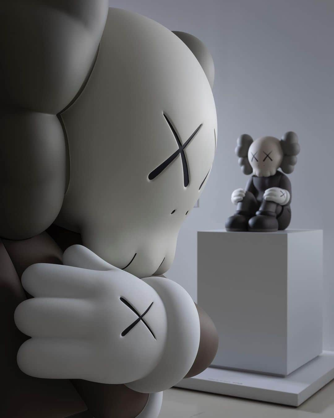 KAWSONEさんのインスタグラム写真 - (KAWSONEInstagram)「Night time at the museum... @jontywilde getting some last shots.  KAWS: Companionship in the Age of Loneliness at @ngvmelbourne  #KAWS #KAWSNGV」9月22日 21時51分 - kaws